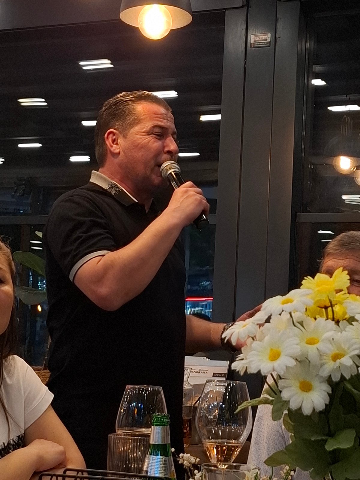 Evening restaurant gathering features live performance in Veliki Preslav