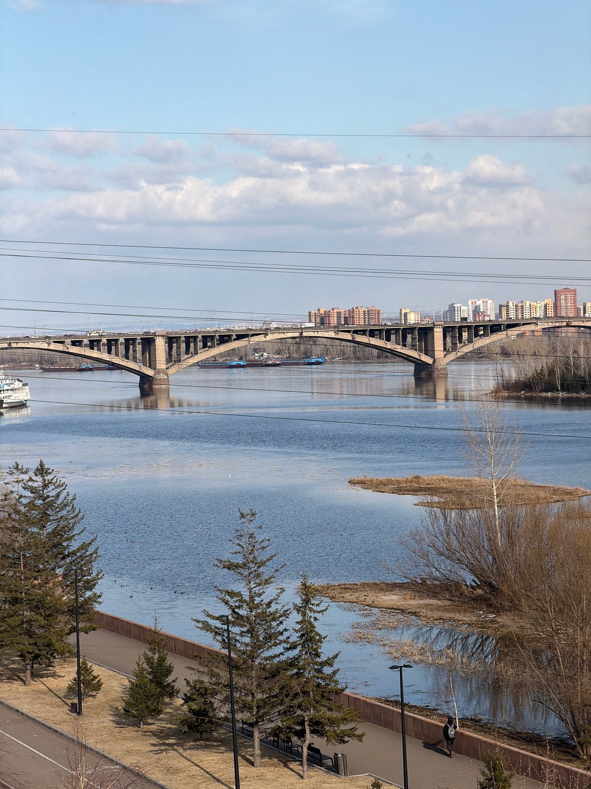 Daytime river views captured at Krasnoyarsk's Vinogradovsky Bridge