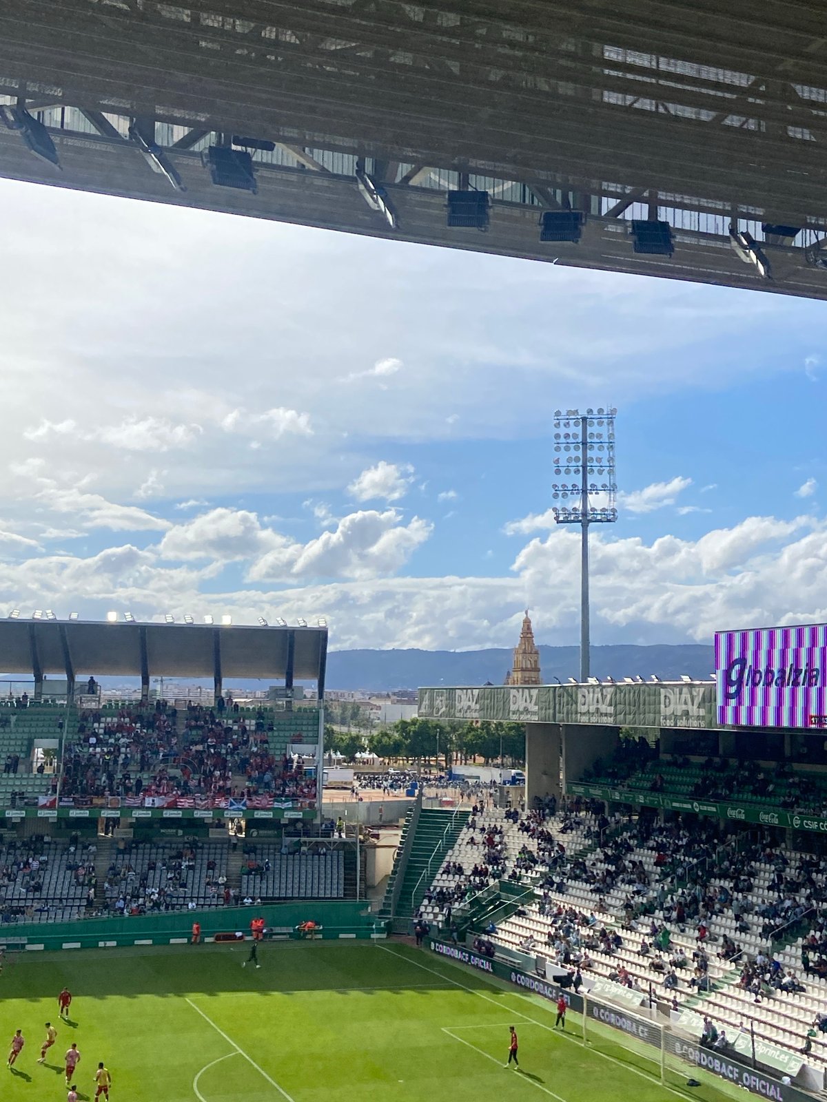 Soccer match draws full crowd at Córdoba stadium