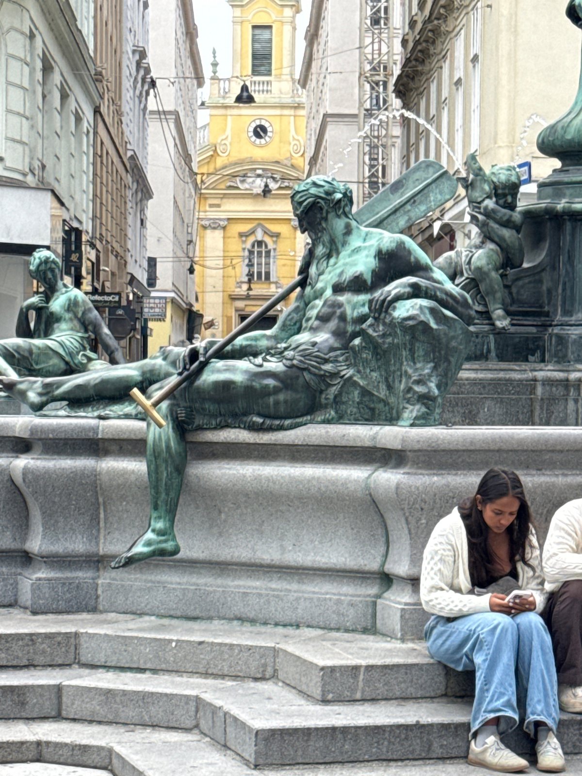 Vienna fountain draws casual visitors during afternoon break