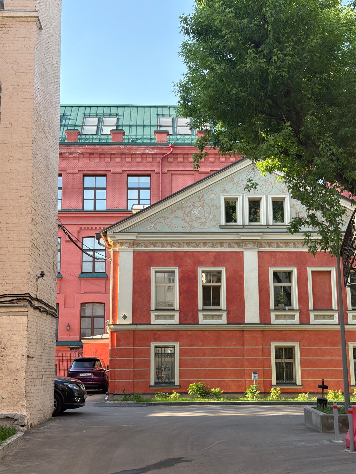Spring afternoon stroll through central Moscow captures urban life