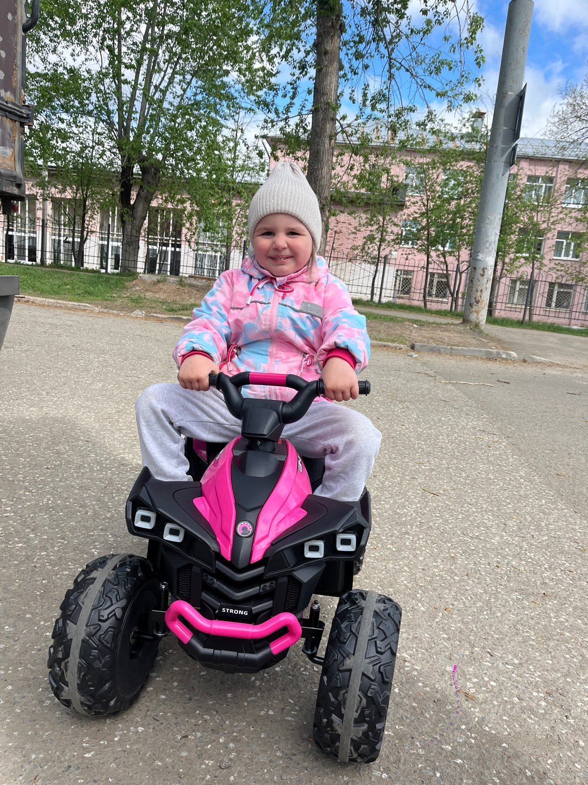 Morning moments captured across Izhevsk: child plays, woman travels