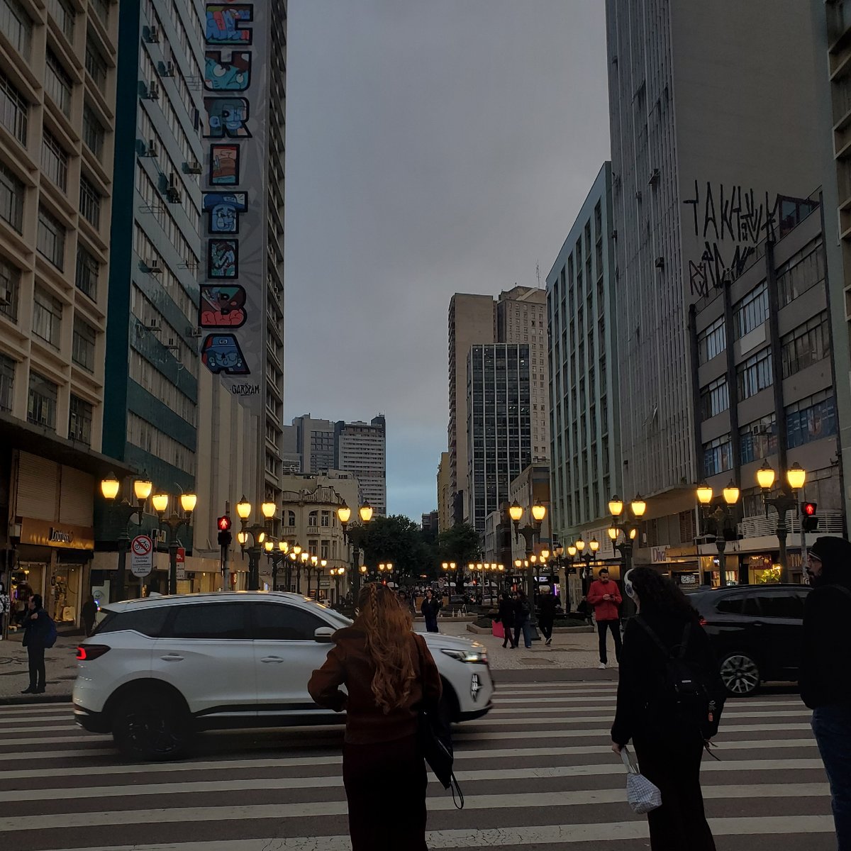 Evening pedestrian activity observed on Curitiba's Rua XV boulevard