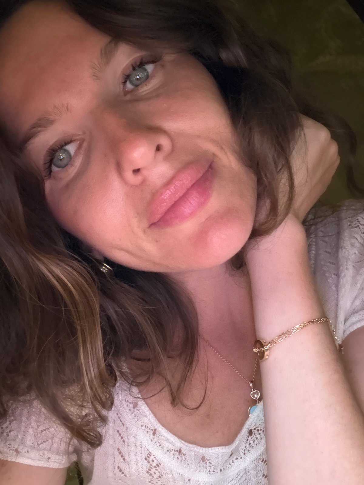 Woman documents evening at Dubai luxury resort with selfies