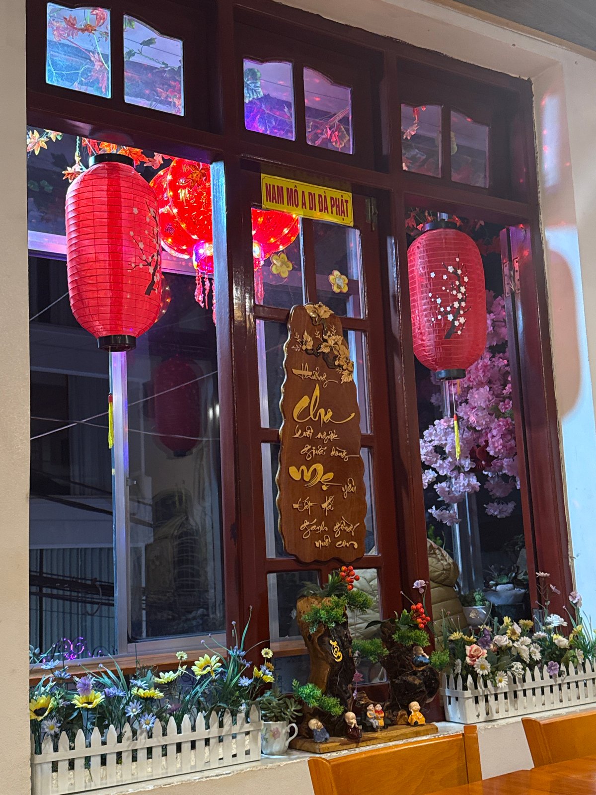 Casual scenes documented around Da Lat cafes and lantern displays