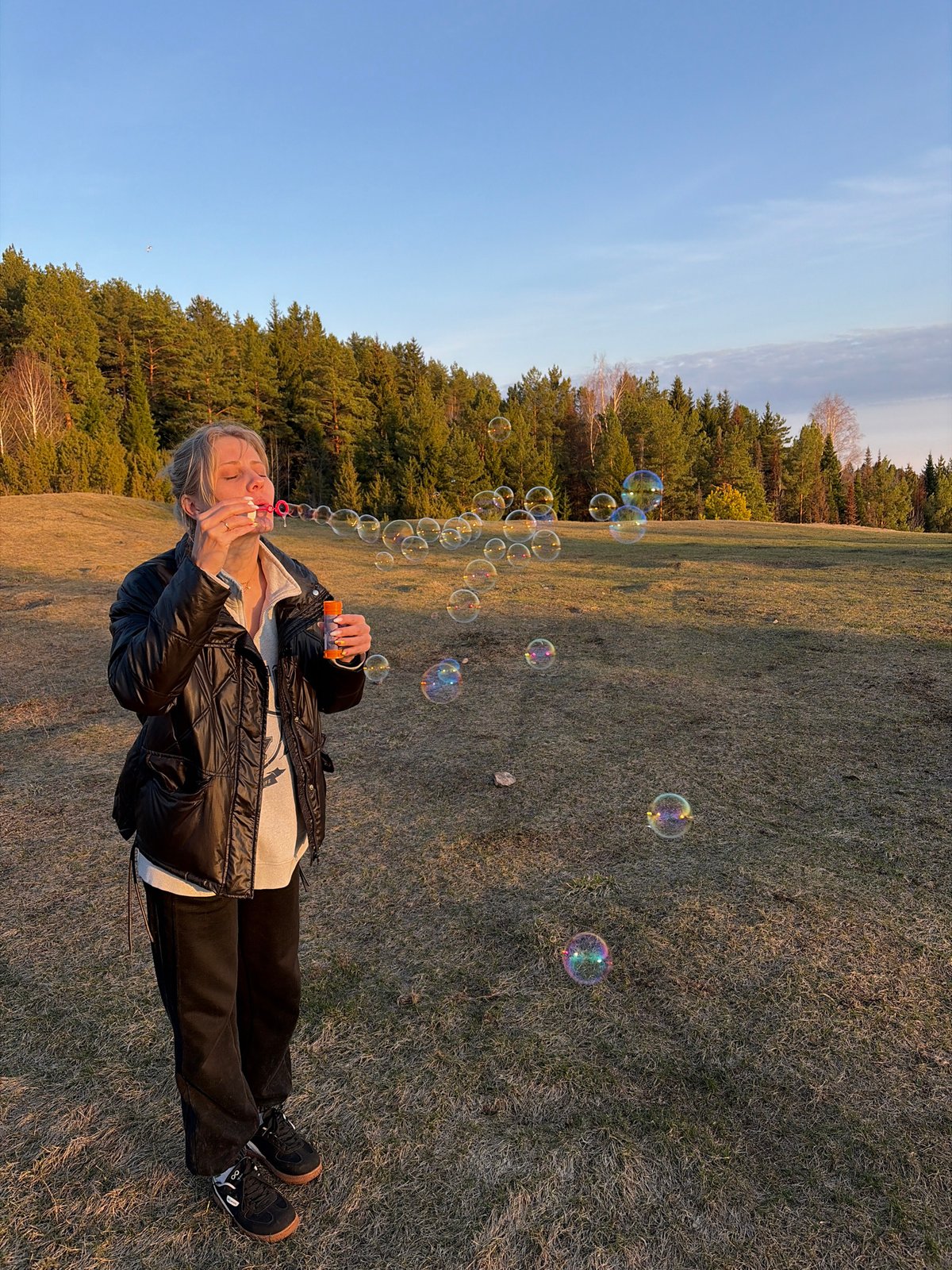 Bubble blowing and intimate moment captured in Ольховка park