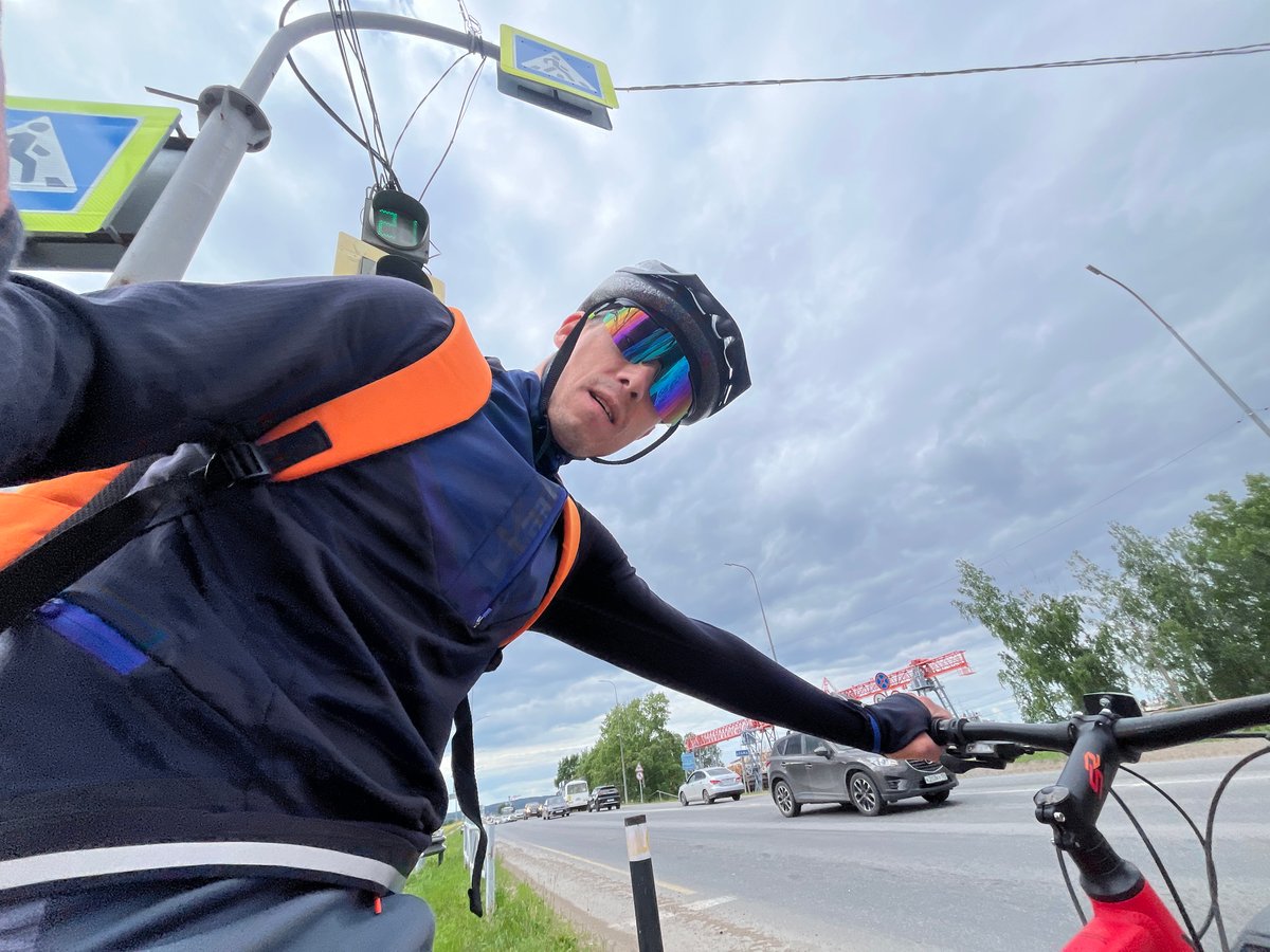Cyclist documents afternoon ride through Chaikovsky, Russia streets