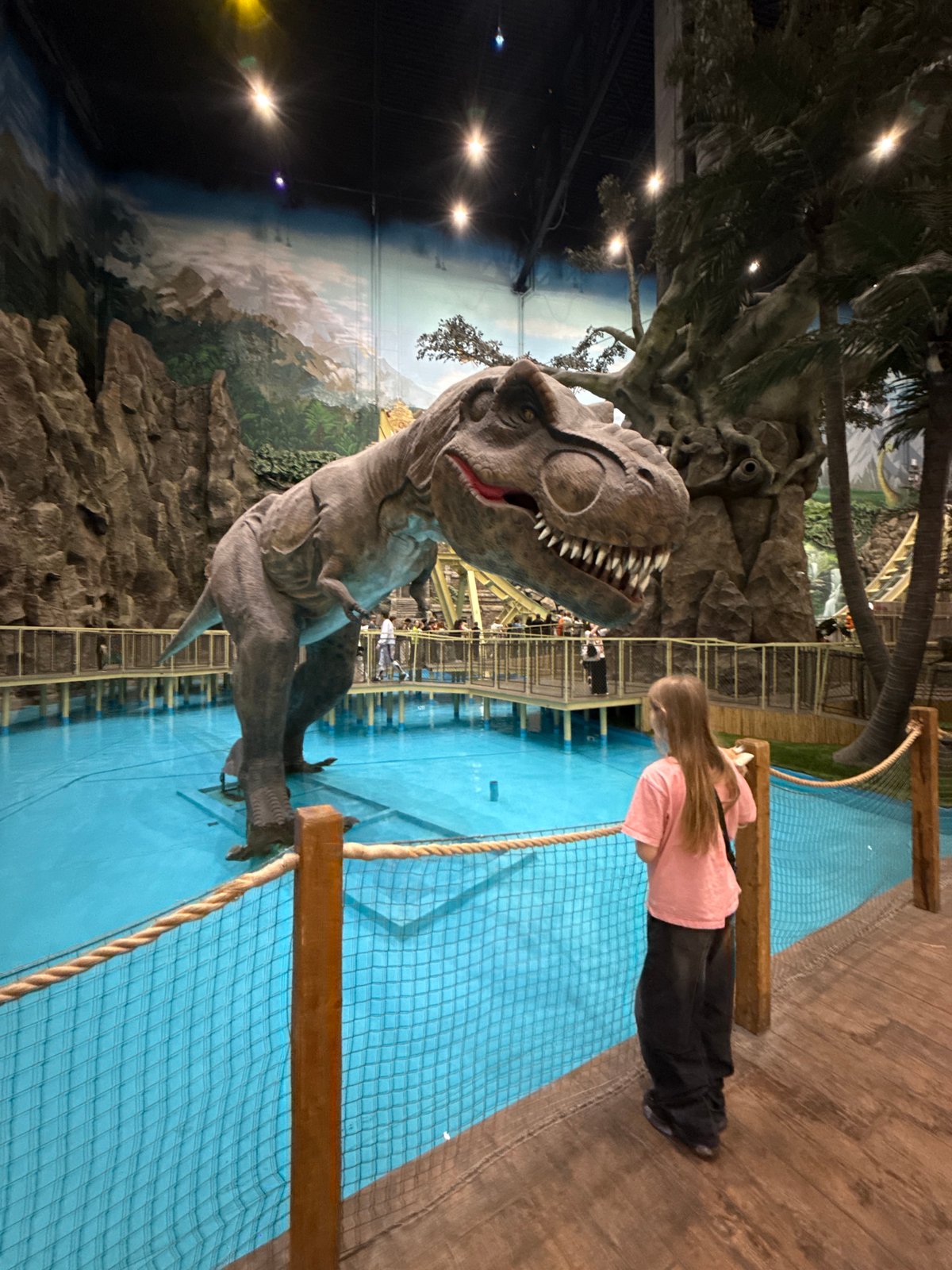 Moscow dinosaur park draws visitors to prehistoric exhibits