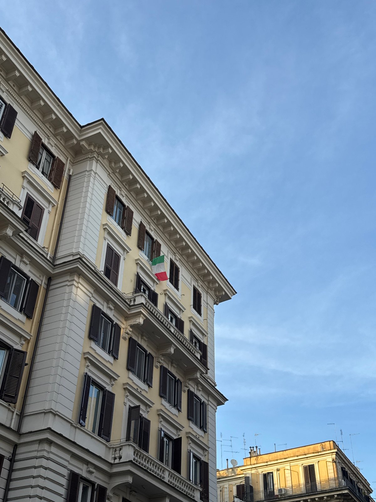 Witness documents Roman residential buildings on Sunday afternoon