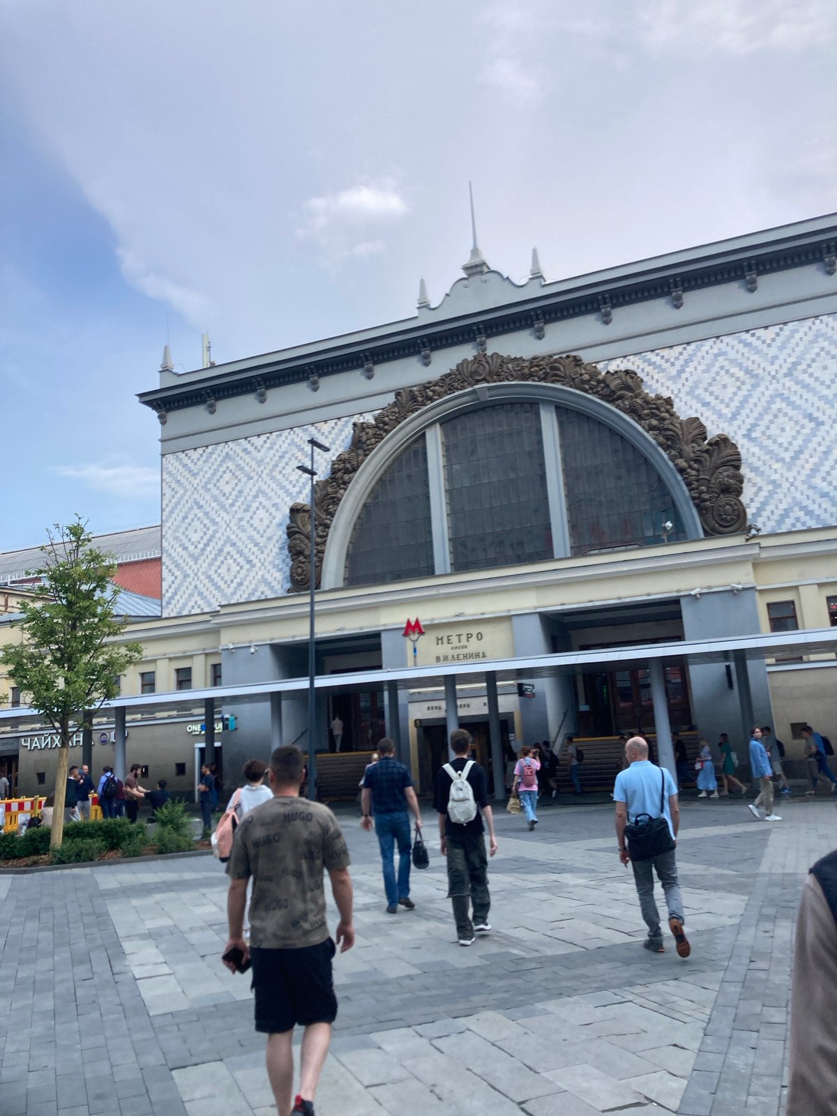 Ordinary afternoon street life documented across central Moscow district