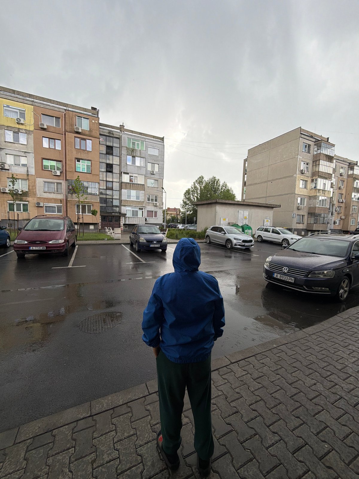 Urban pedestrian and desktop keyboard separately observed
