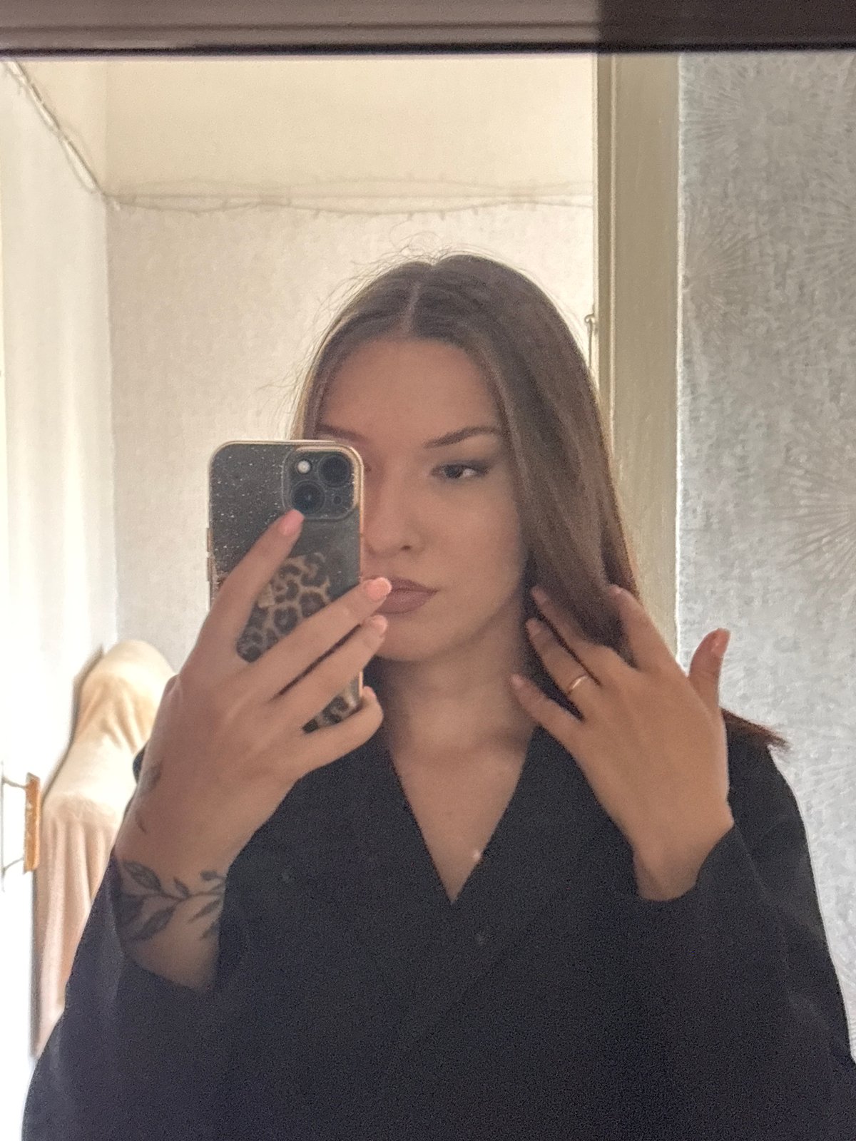 Mirror selfies and close-up portraits from an indoor space in Inskoy