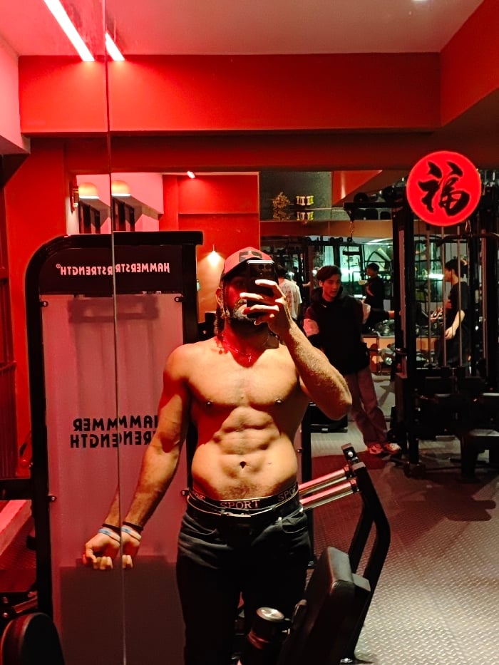 Man documents gym workout with mirror selfies in Chongqing