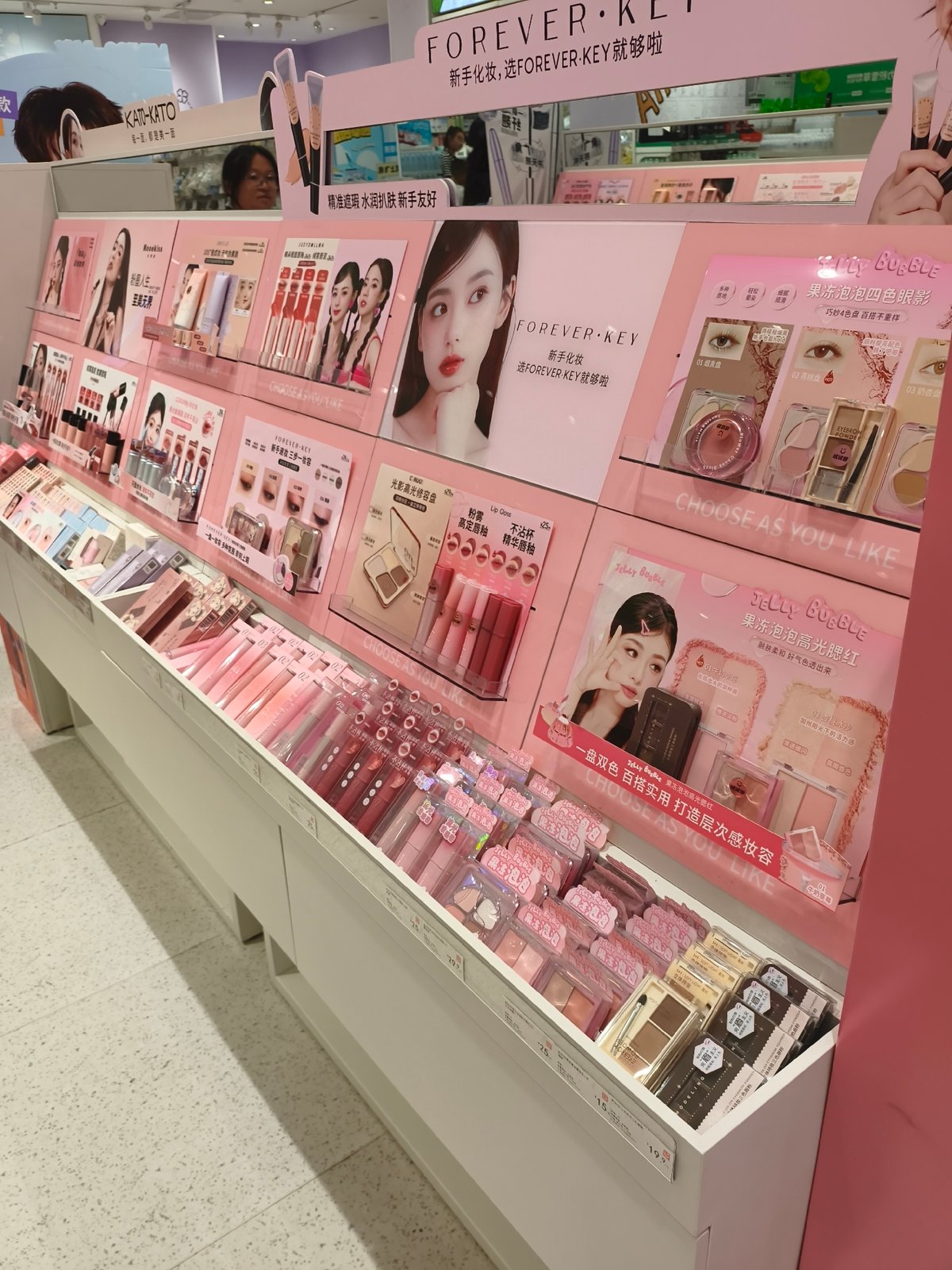 Retail browsing and food across Jixi's shopping scene