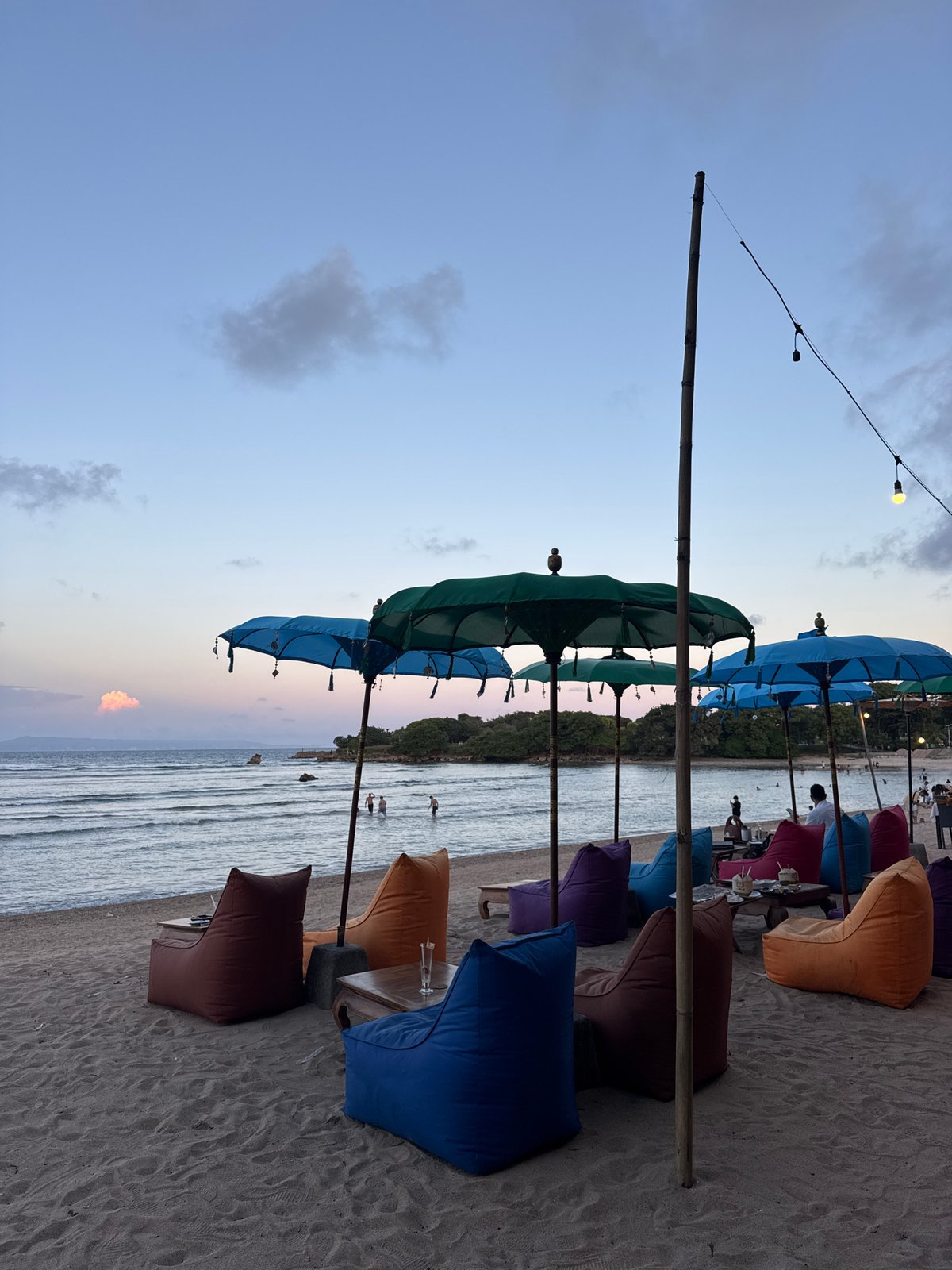 Tourist captures everyday beach and dining scenes in Indonesia