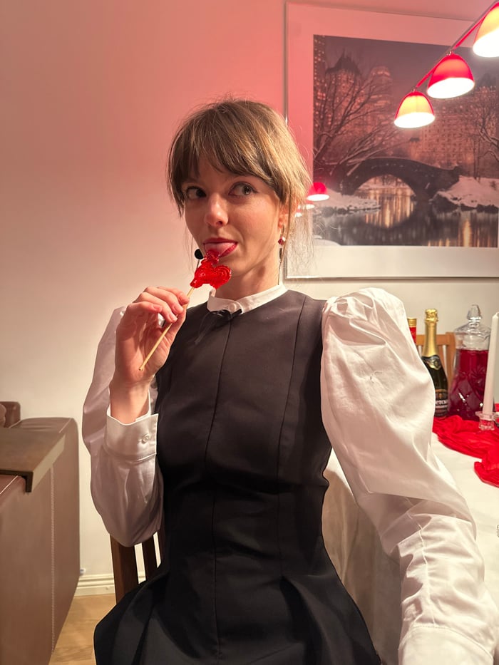 Social gathering documented in Moscow dining room