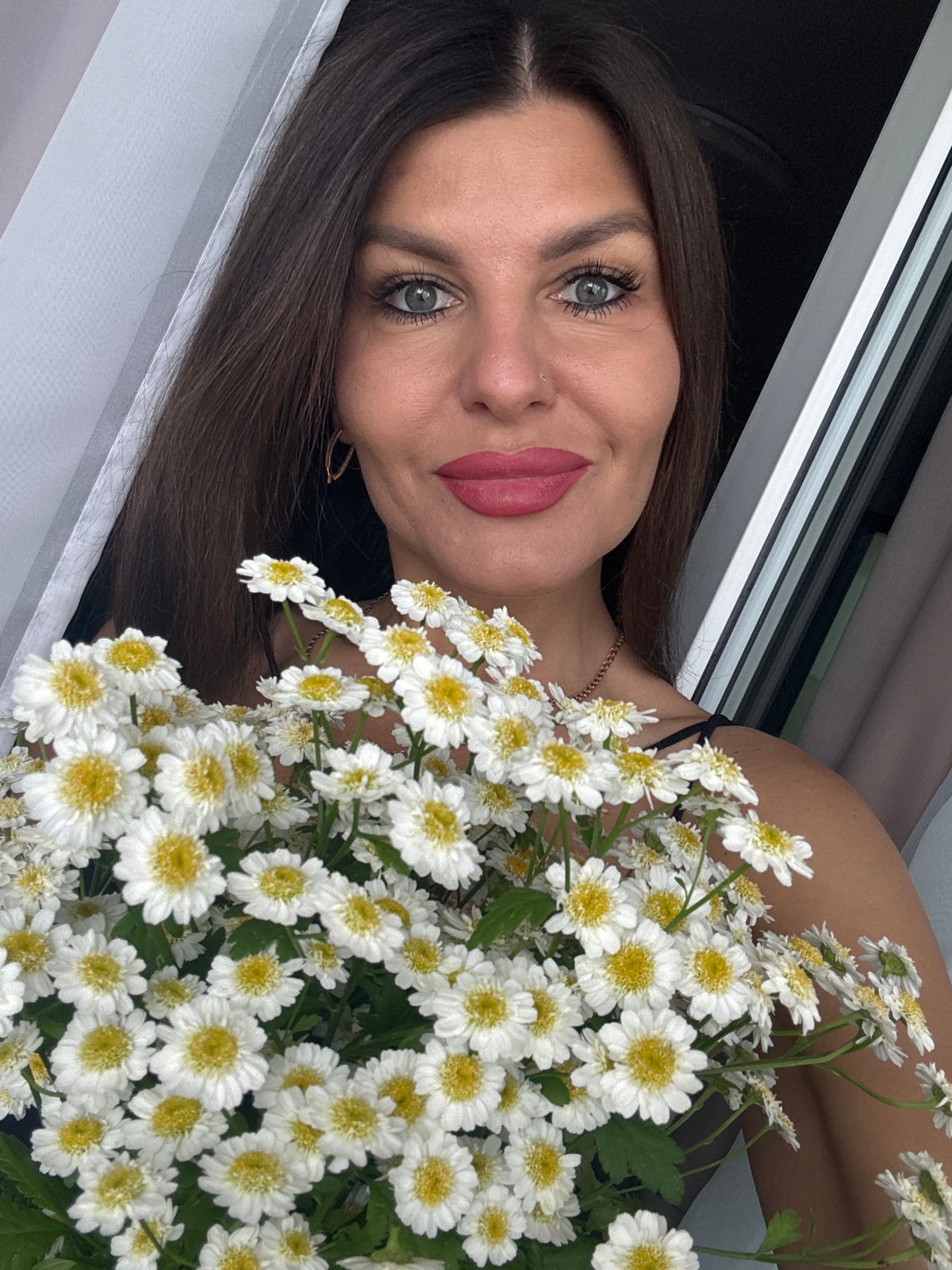 Daisy bouquet selfies and a curious cat, Chaikovsky