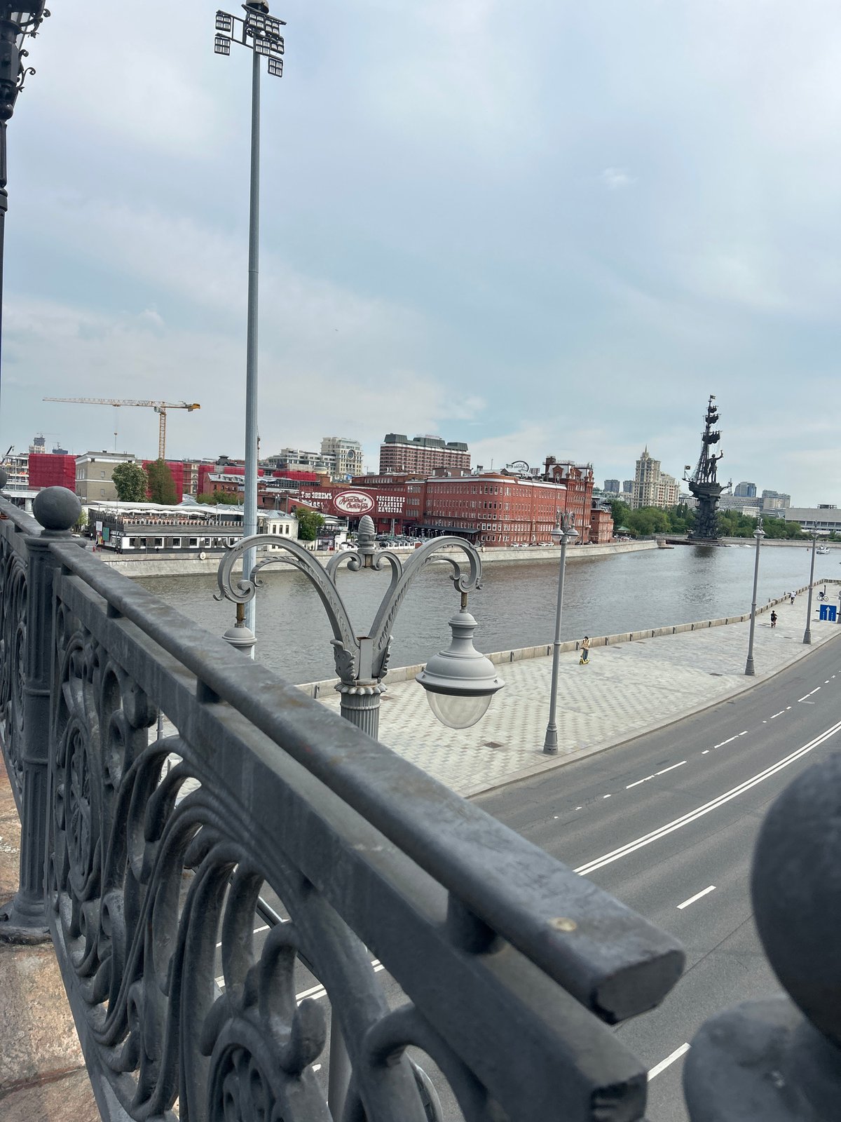 Tourist captures scenic Moscow river views and city architecture