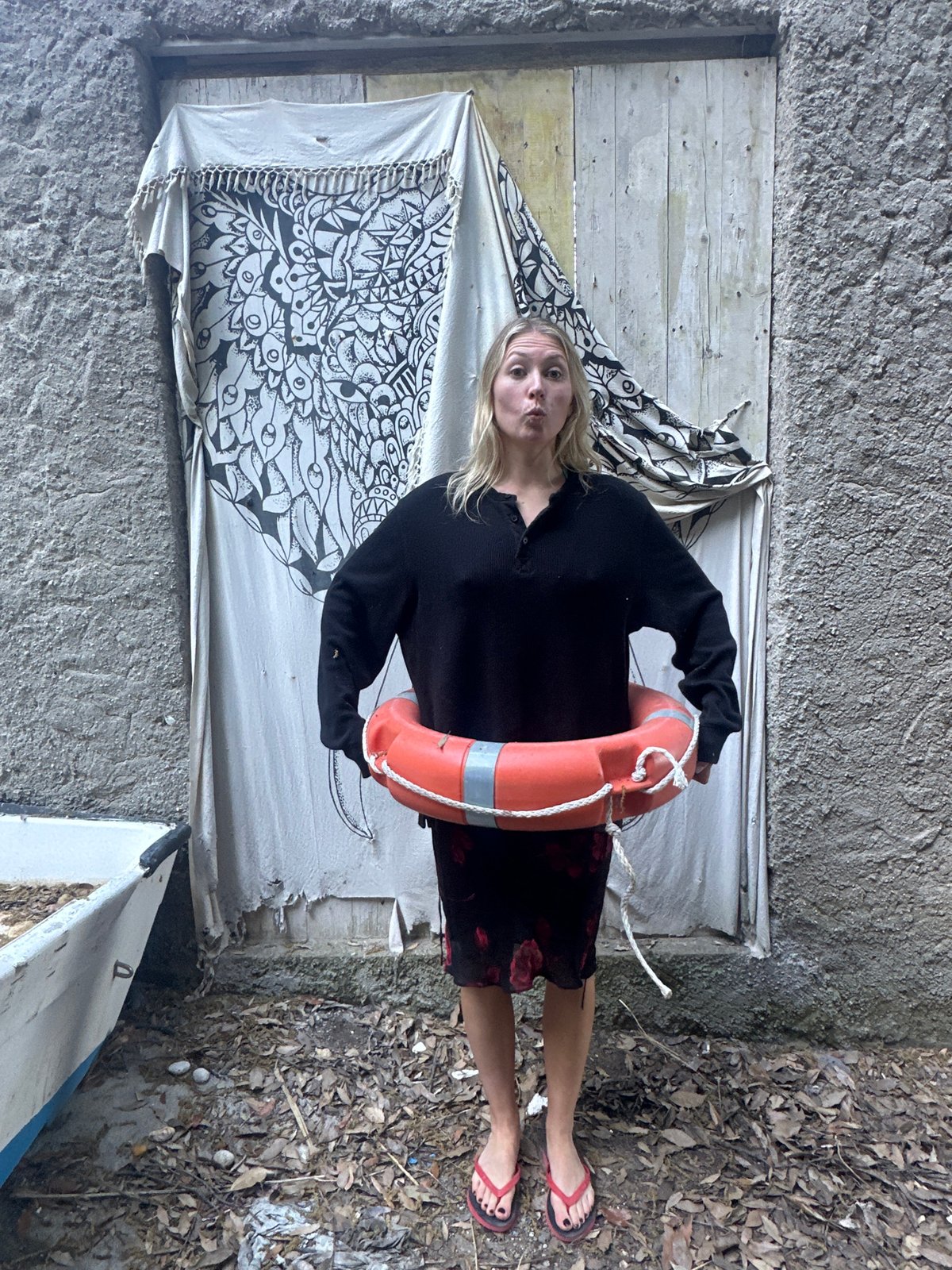 Two people spotted with maritime equipment in Lipari alleyway