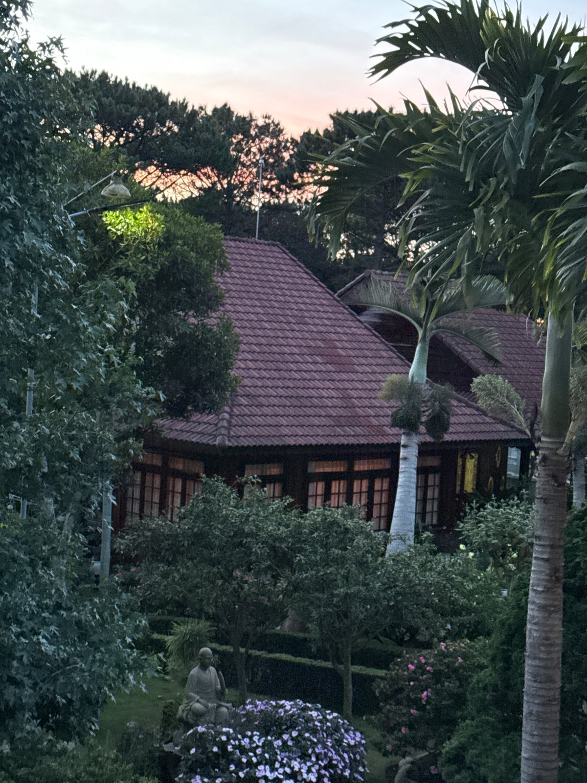 Witness documents Da Lat twilight scenes across gardens and villas