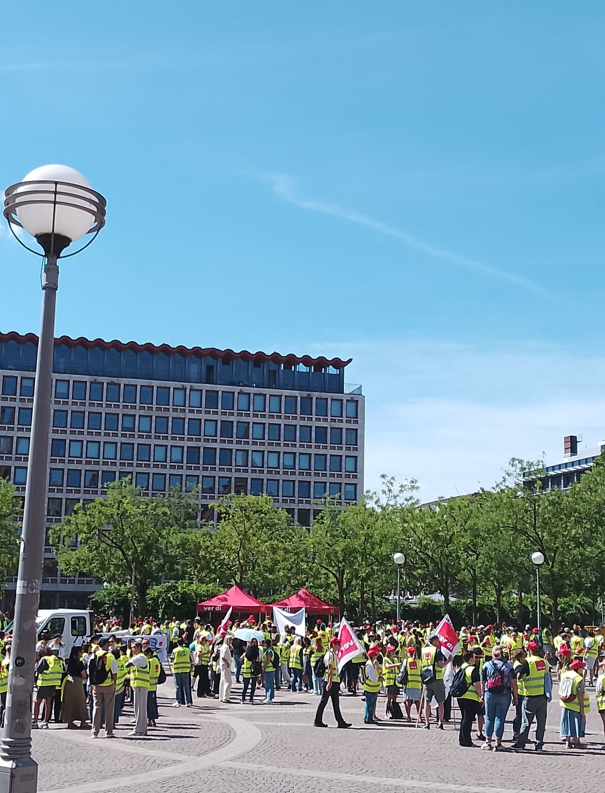Ver.di union rally fills cobblestone plaza on sunny morning