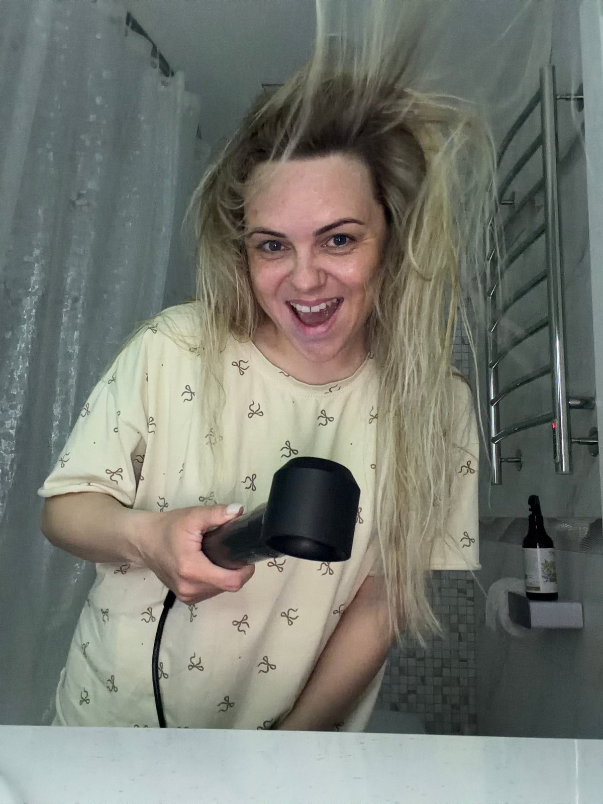 Woman's hair styling session creates wild static effect in Votkinsk