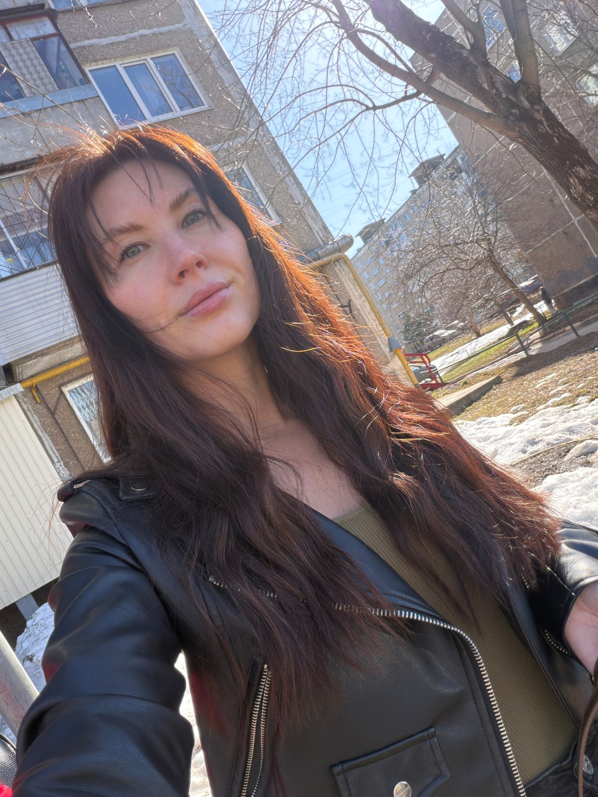 Woman documents morning routine through selfies in Perm, Russia