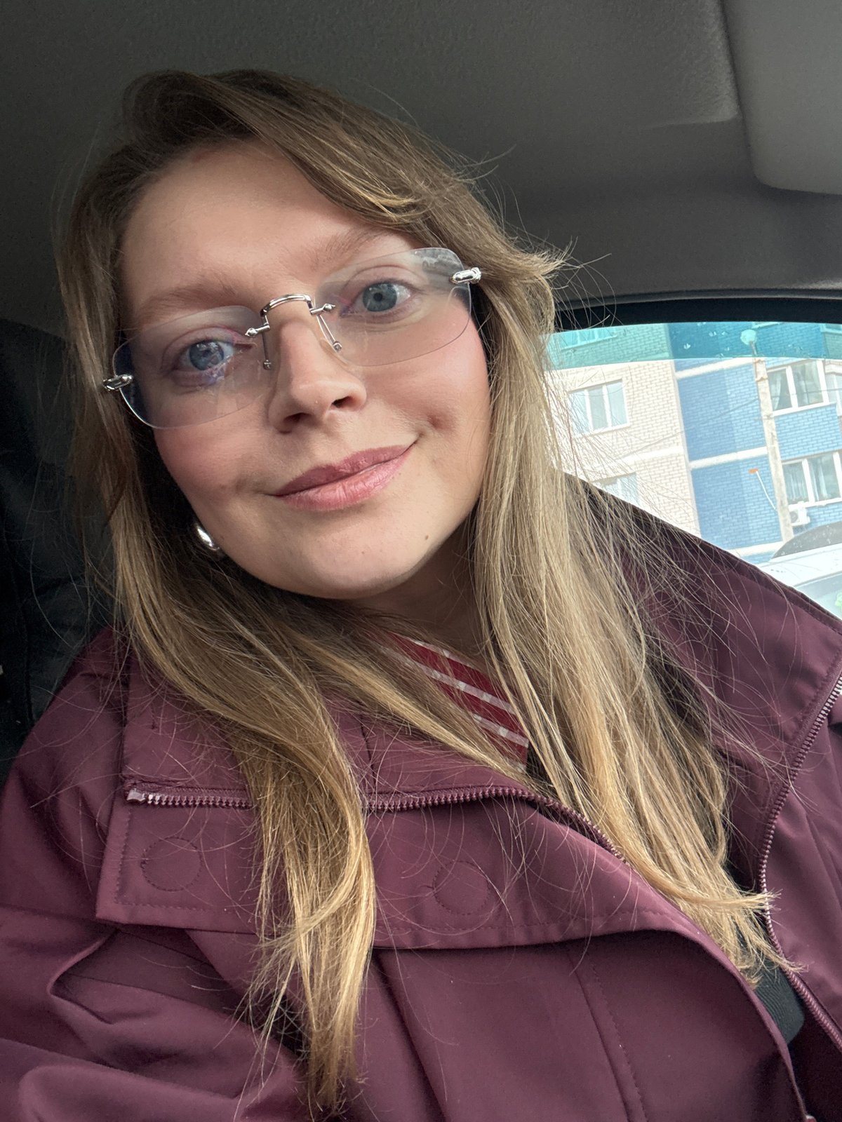 Woman photographed twice in burgundy jacket in Izhevsk