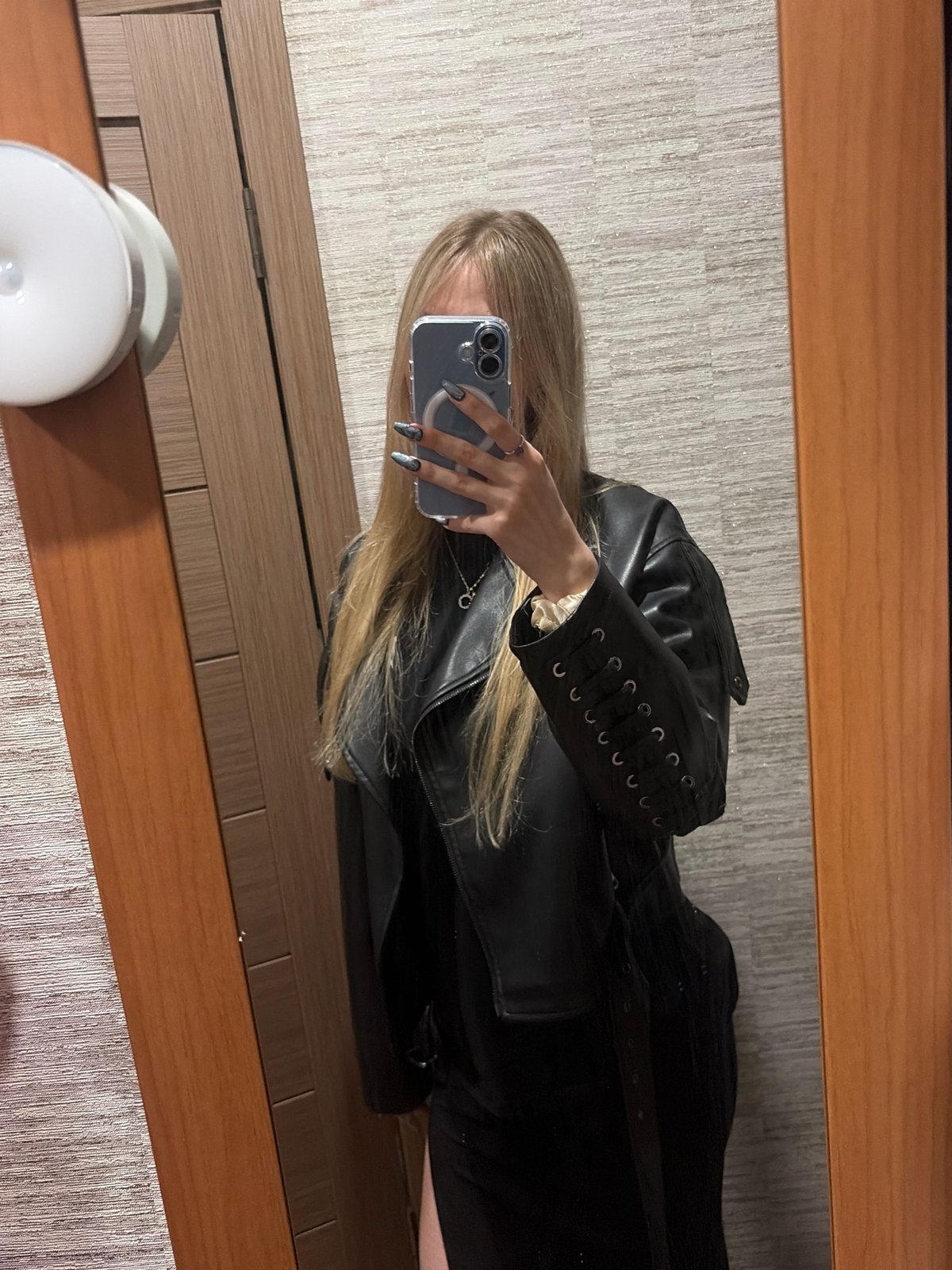 Woman takes selfie, bathing routine observed same afternoon