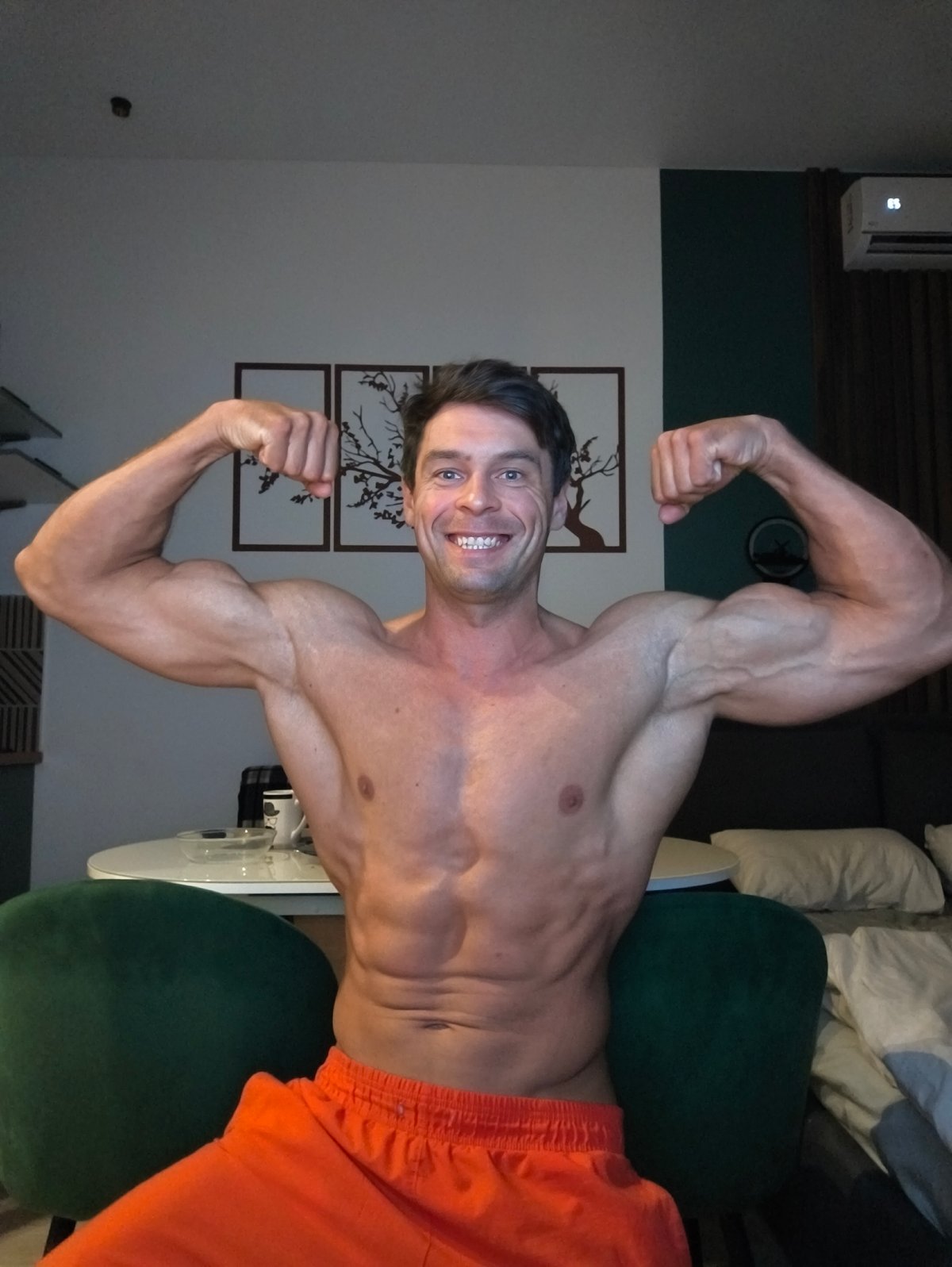 Man takes fitness selfies at Moscow residence