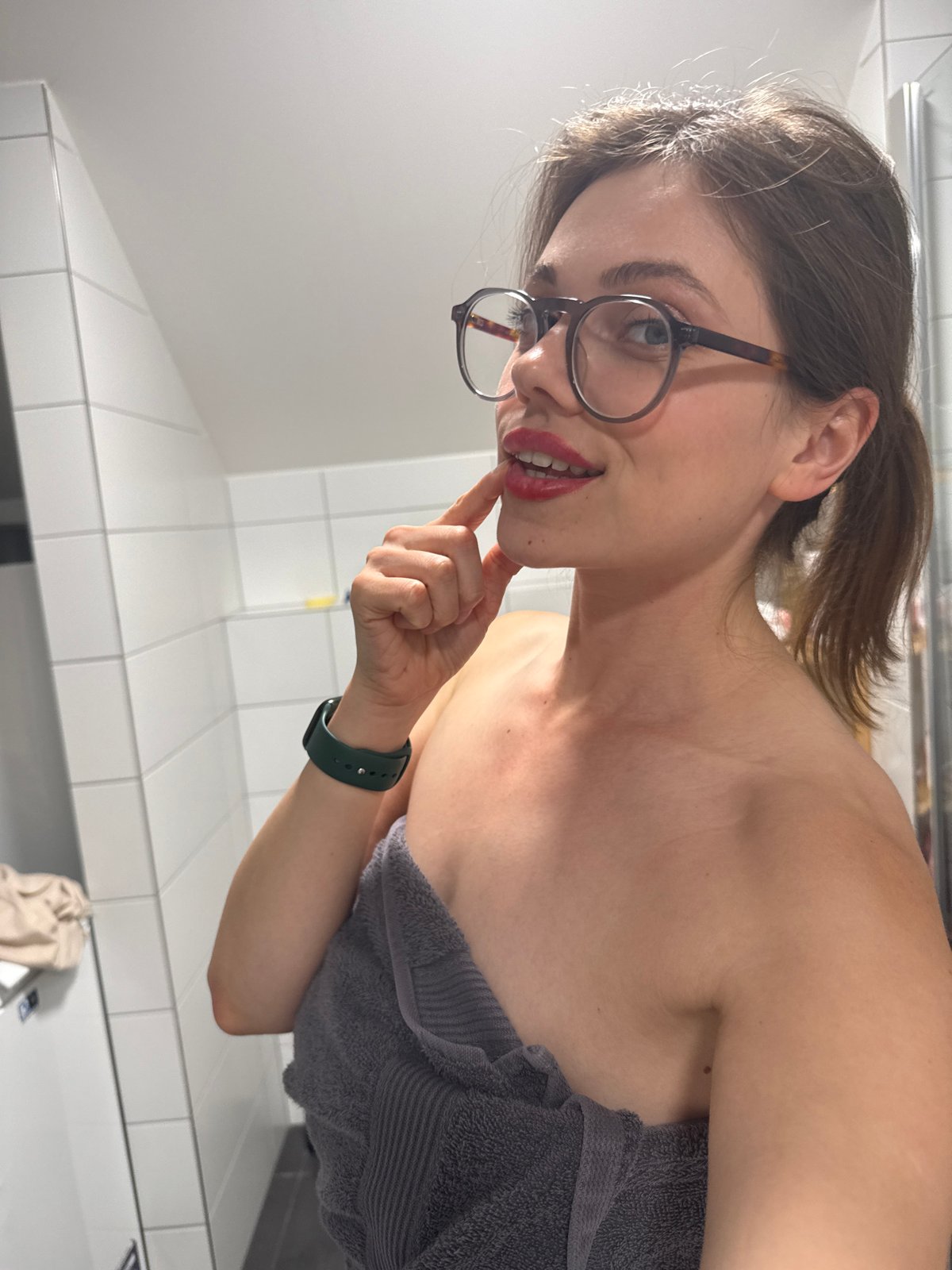 Woman documents evening bathroom routine in Czech Republic selfies