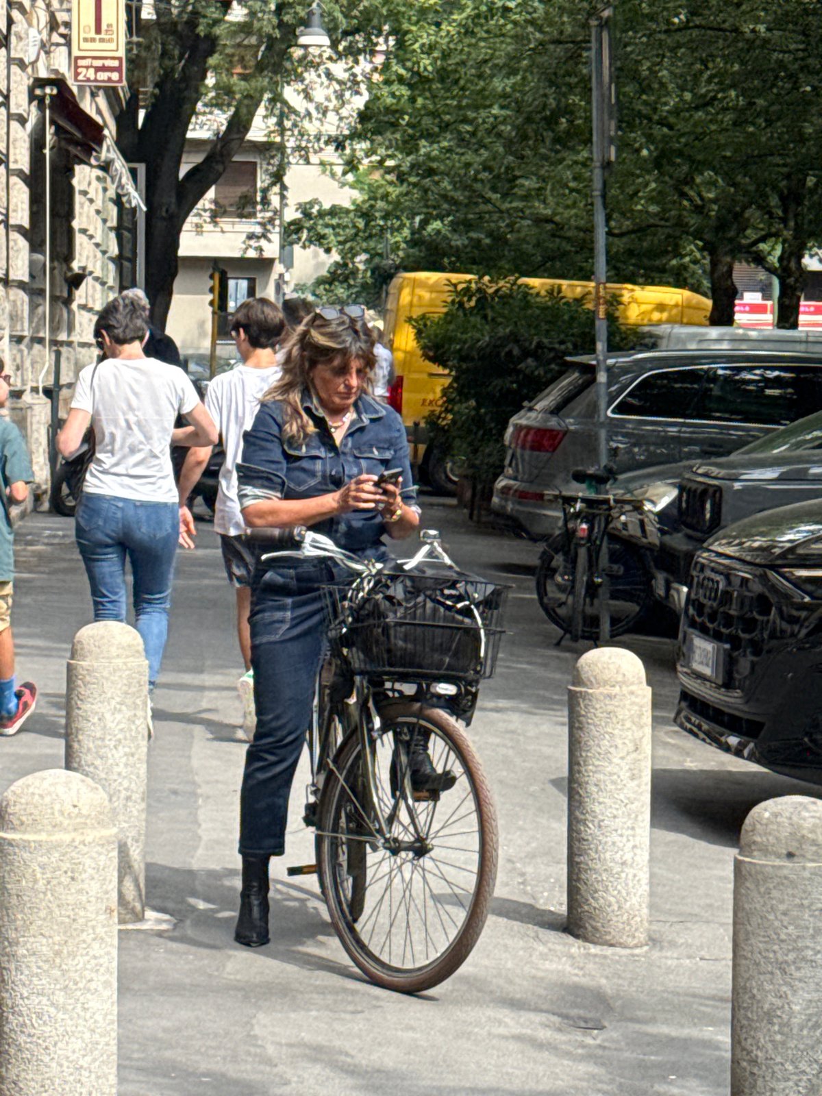 Everyday Milan street scenes captured by witnesses downtown