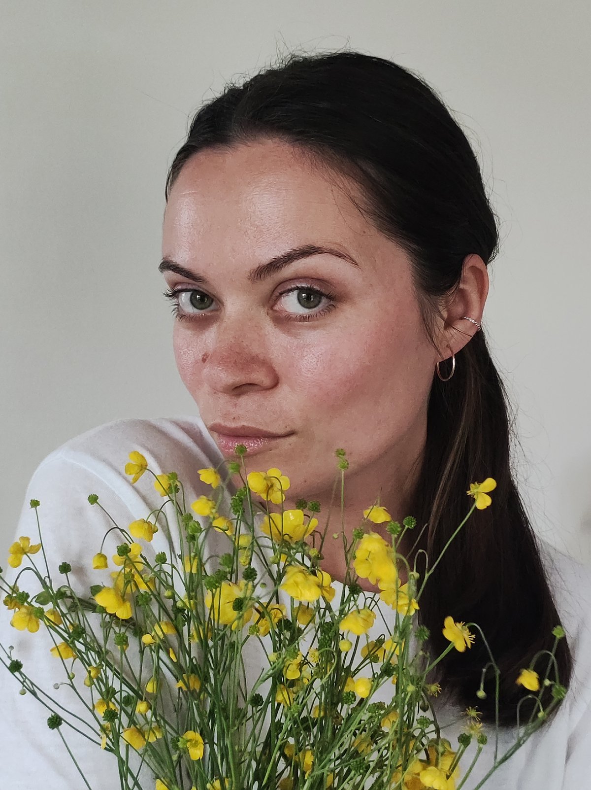 Portrait session captures intimate family moments in Fokino, Russia