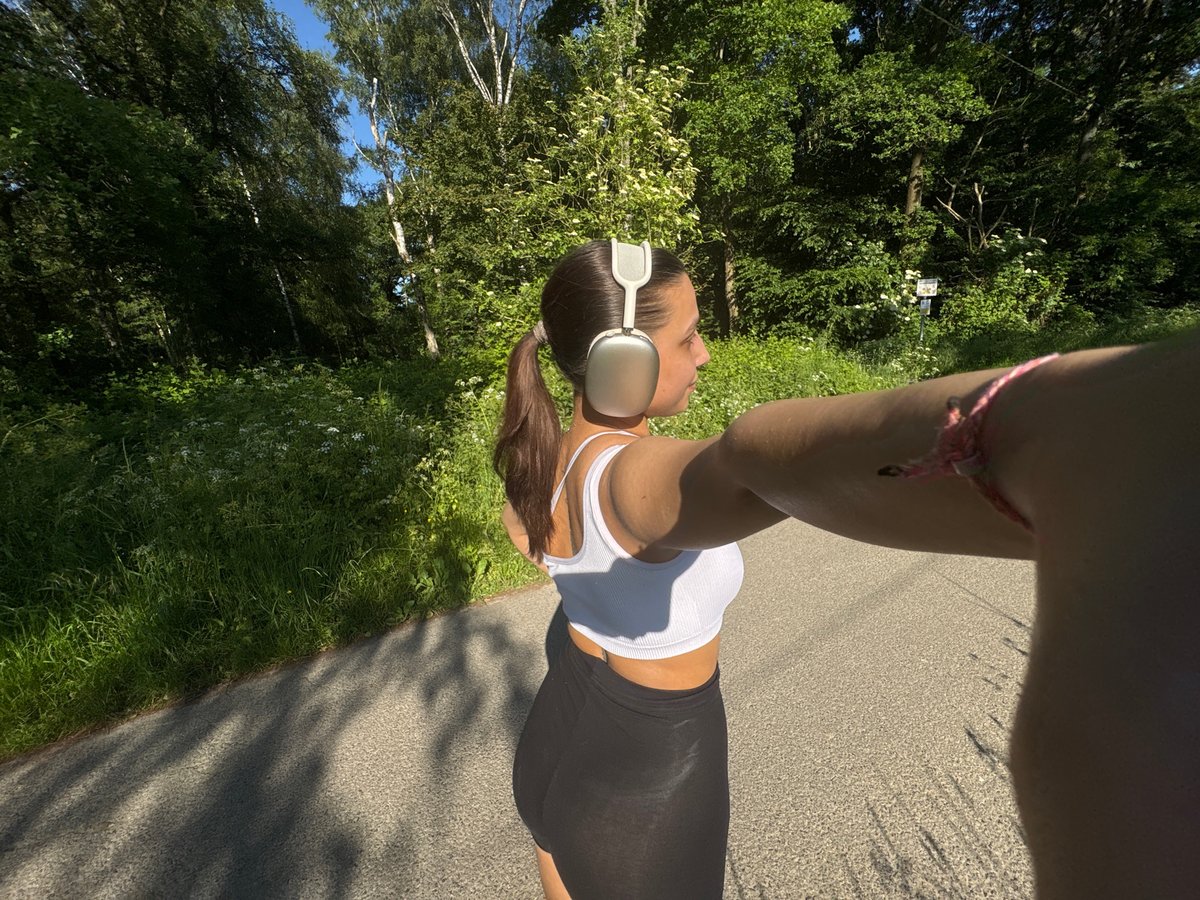 Afternoon exercise activities captured in Mönchengladbach park paths