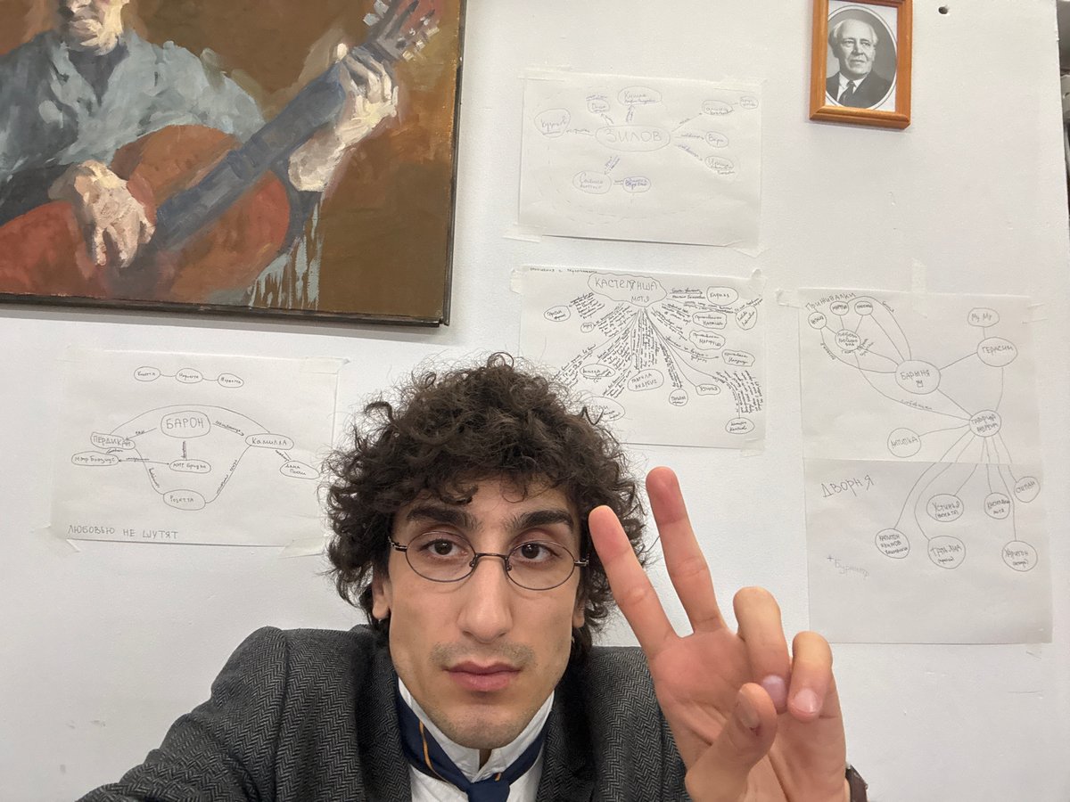 Curly-haired man spotted twice in Moscow locations