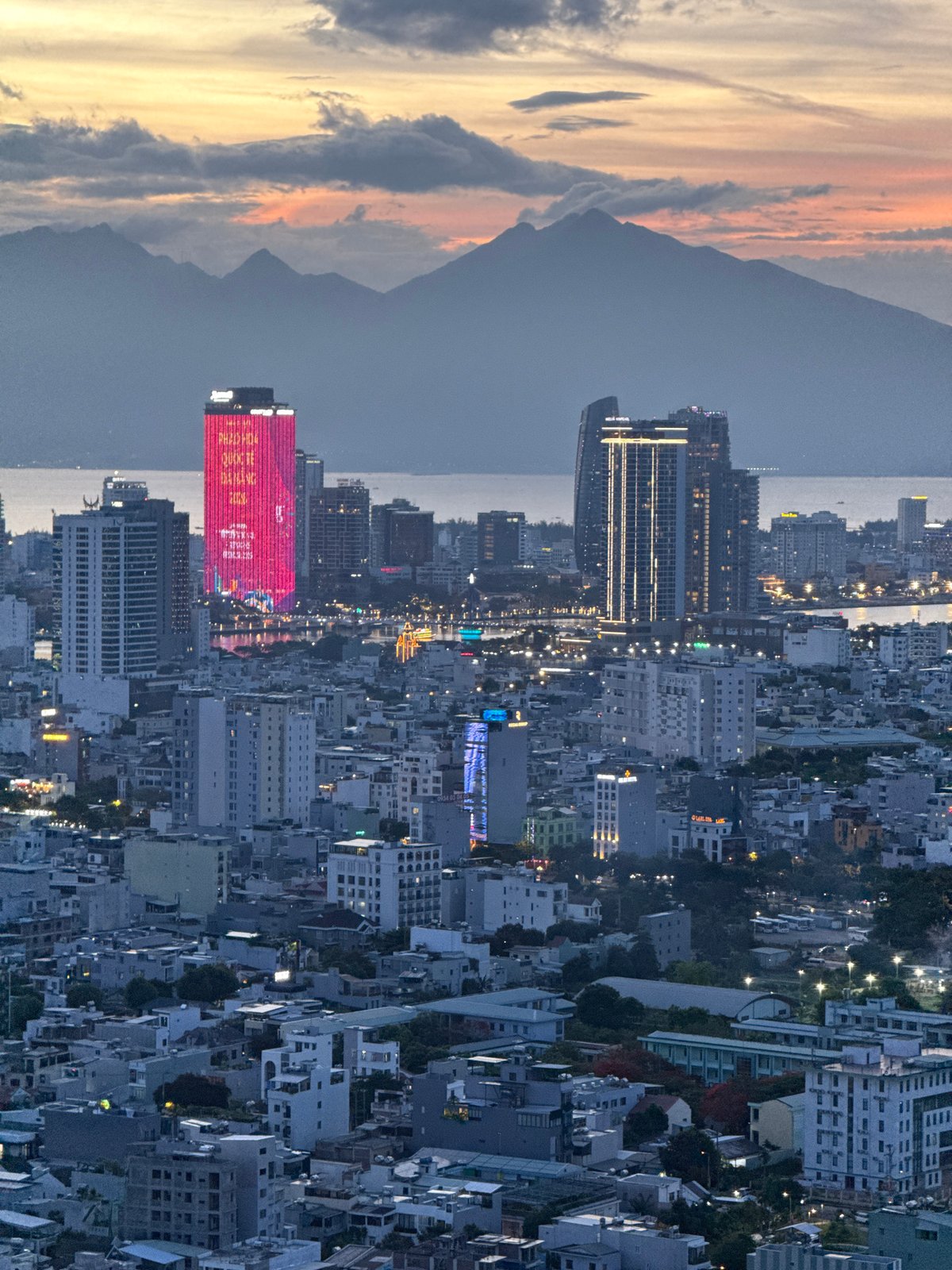 Witness documents Đà Nẵng skyline during dusk transition