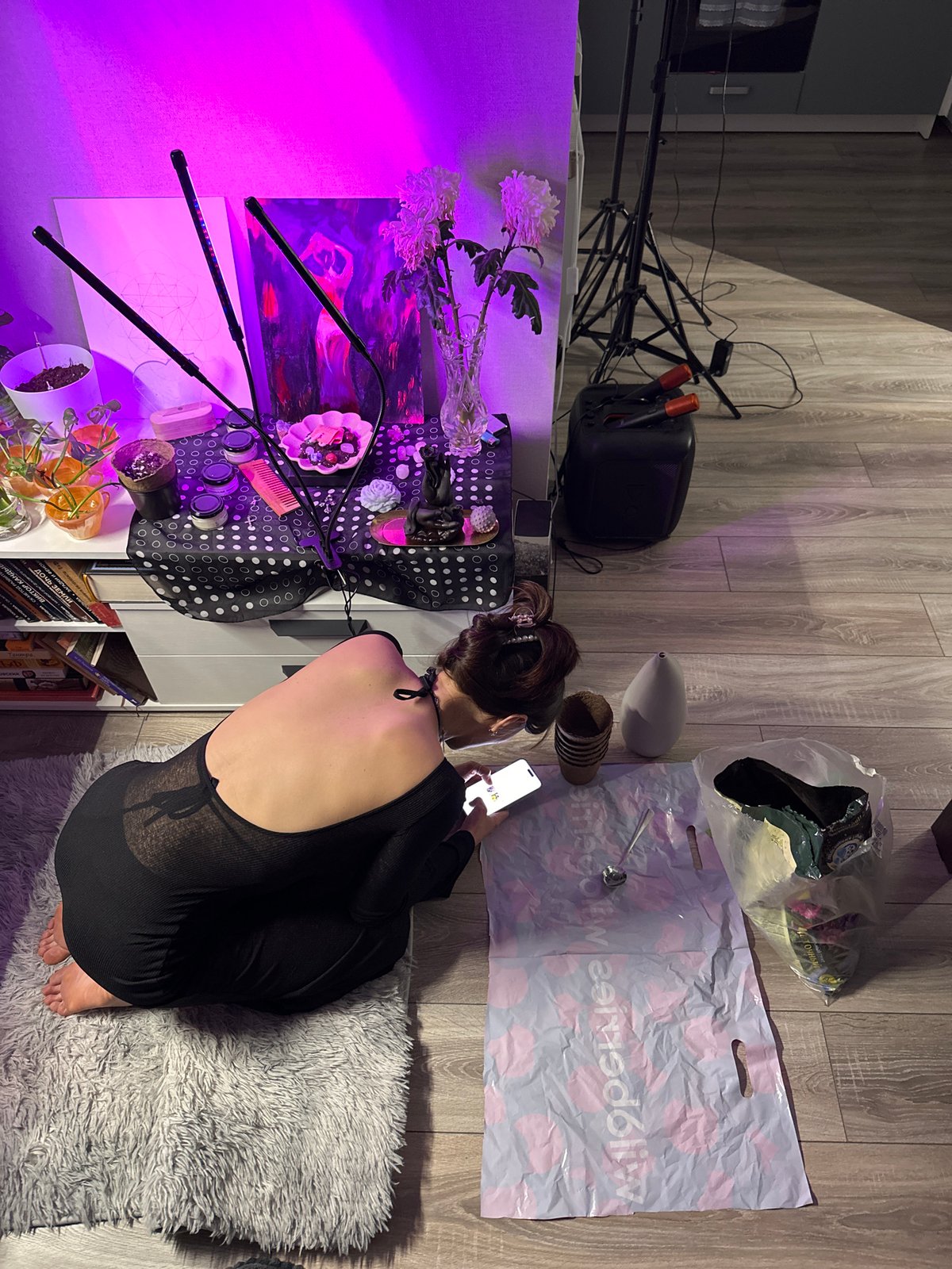 Evening indoor smartphone use documented in Murino, Russia