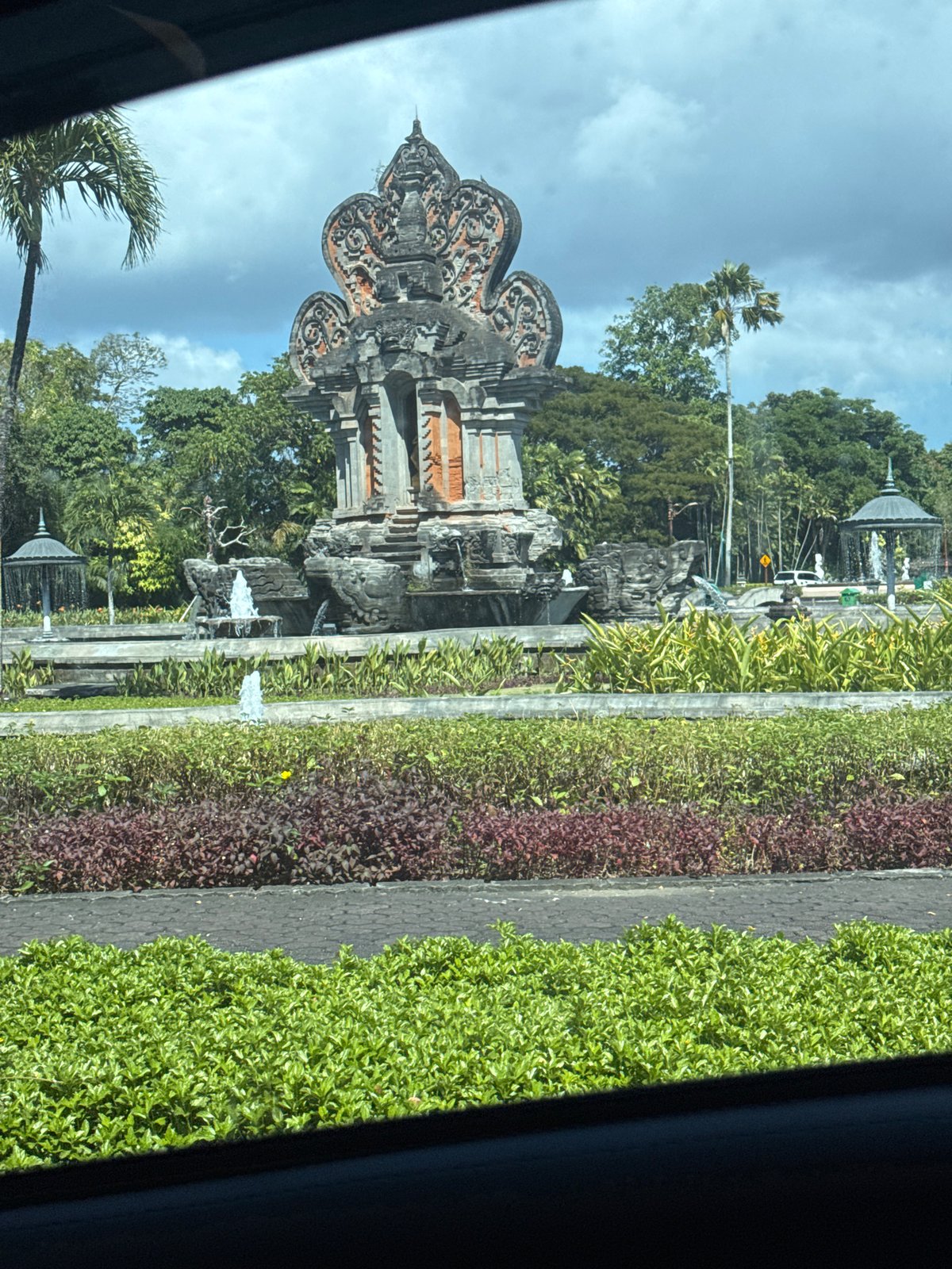 Early morning scenes documented at Kuta Selatan roundabout area