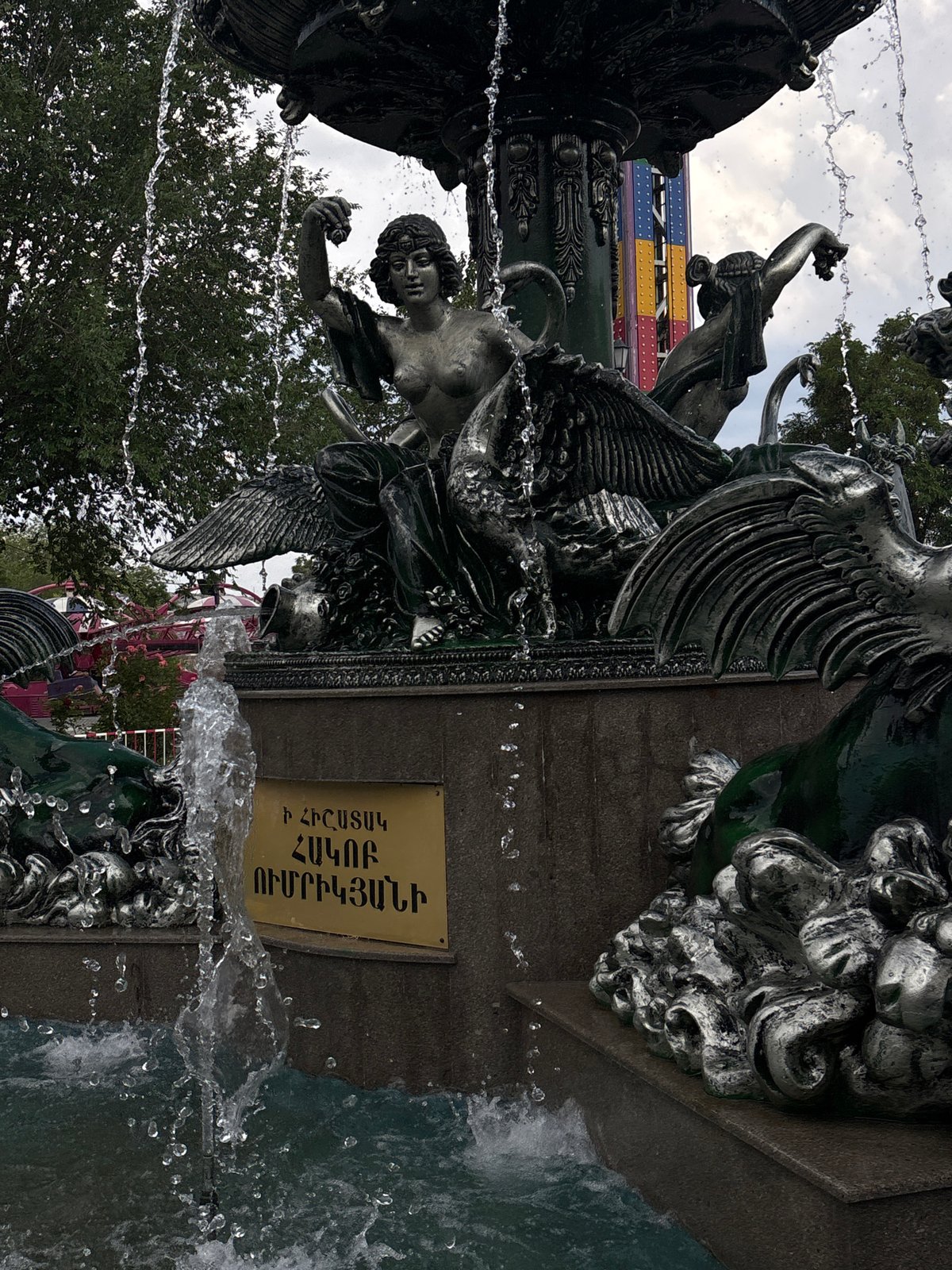 Tourist documents hour-long sightseeing tour through central Yerevan landmarks