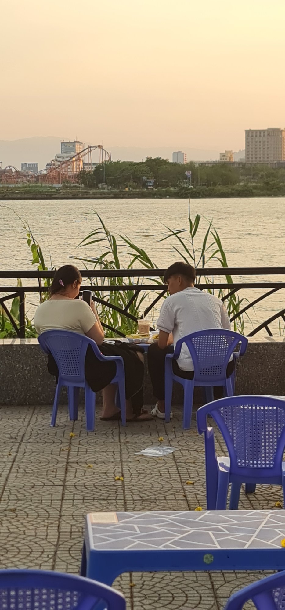 Daily life captured along Hàn River in Đà Nẵng