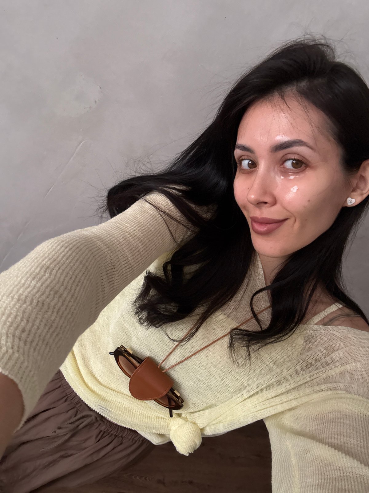 Woman takes morning selfies with pet in Votkinsk home
