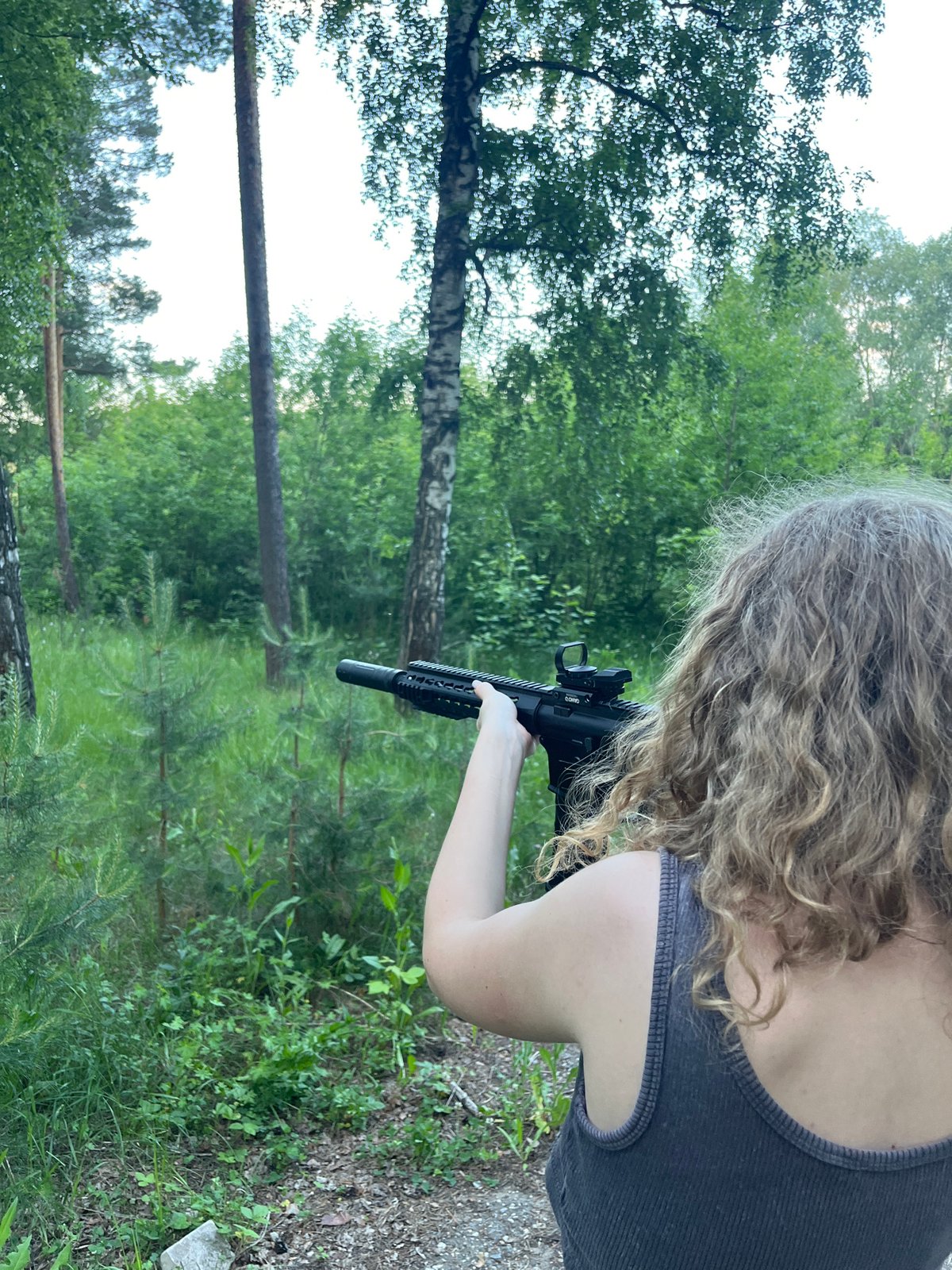 Person with rifle spotted in wooded area near Vasilyevo