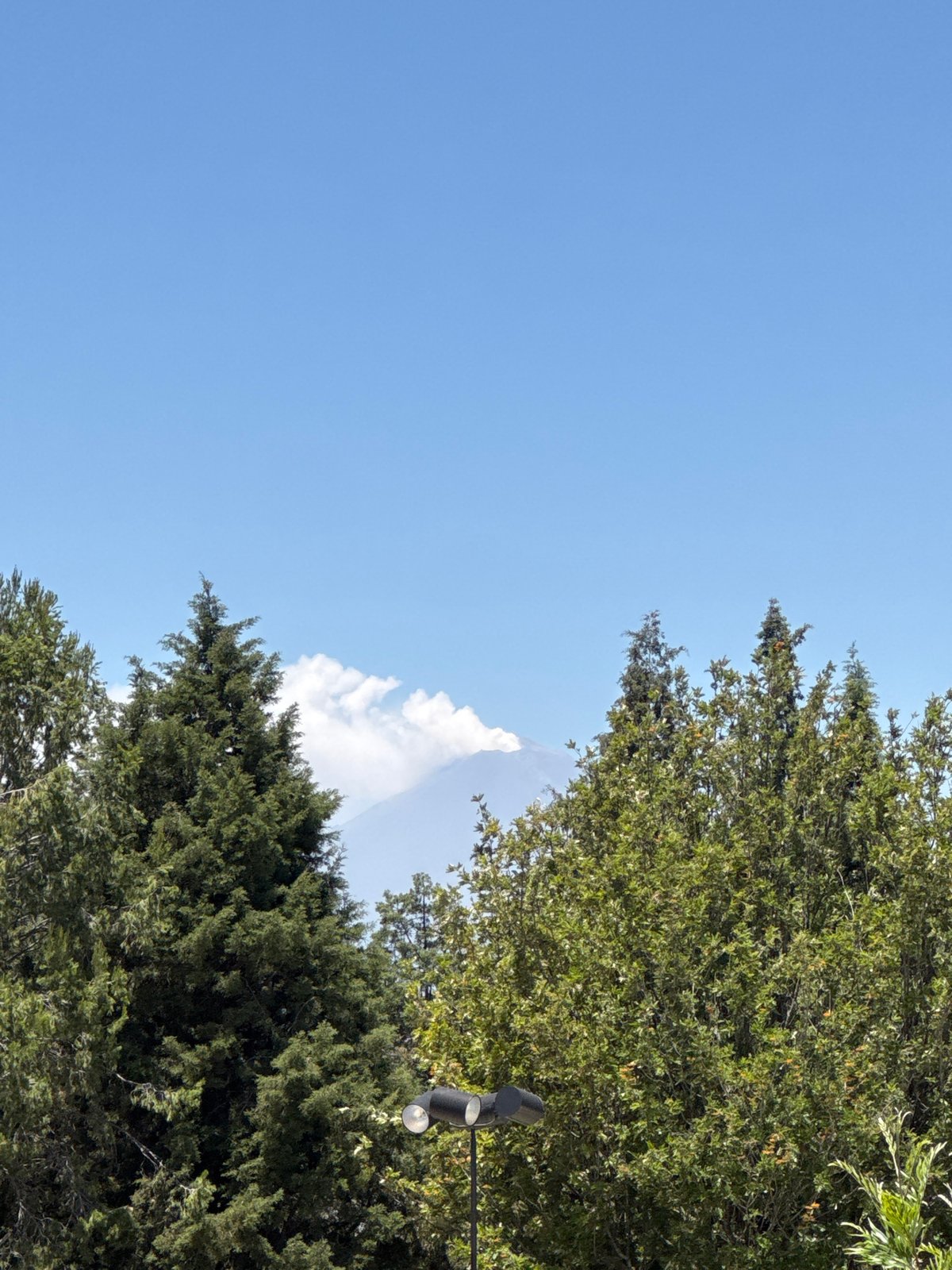 Clear skies and mountain views documented in San Andrés Cholula