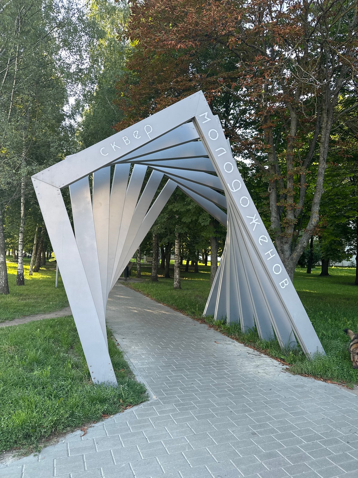 Afternoon in a Minsk park: sculptures, flowers, and everyday life