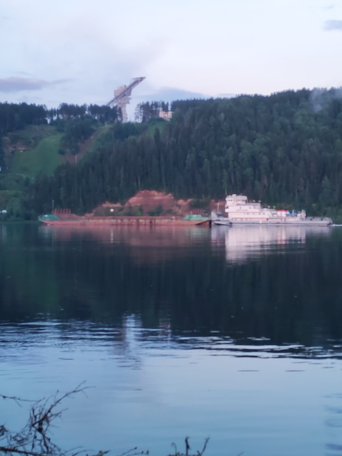 Quiet evening scenes documented along Noviy river waterfront