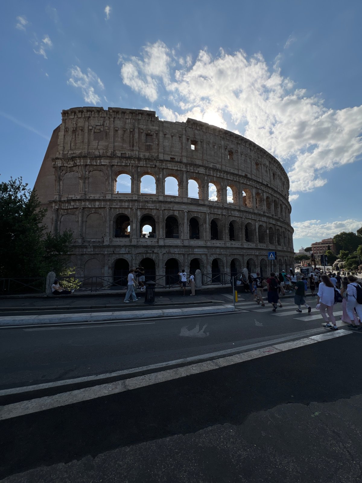 Sunny afternoon brings crowds to Rome's Colosseum