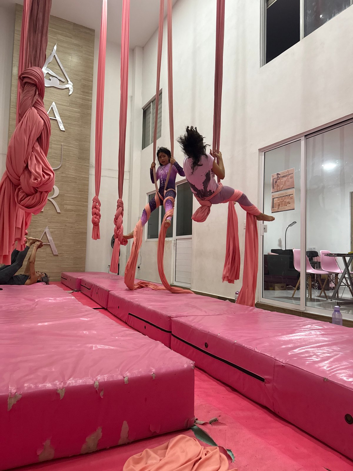 Early morning aerial arts session documented in San Andrés Cholula