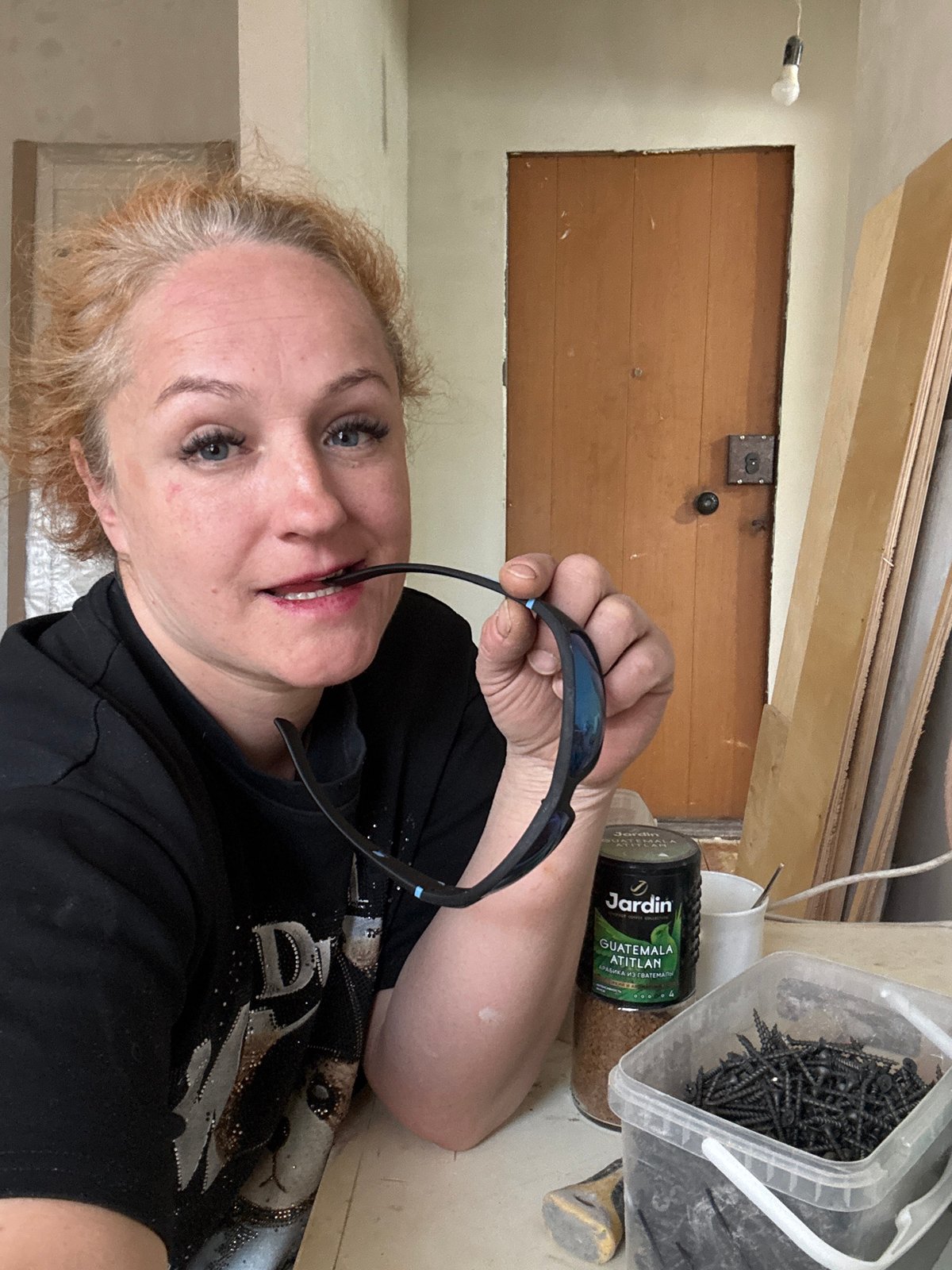 Woman documents morning routine and home life in Chaikovsky