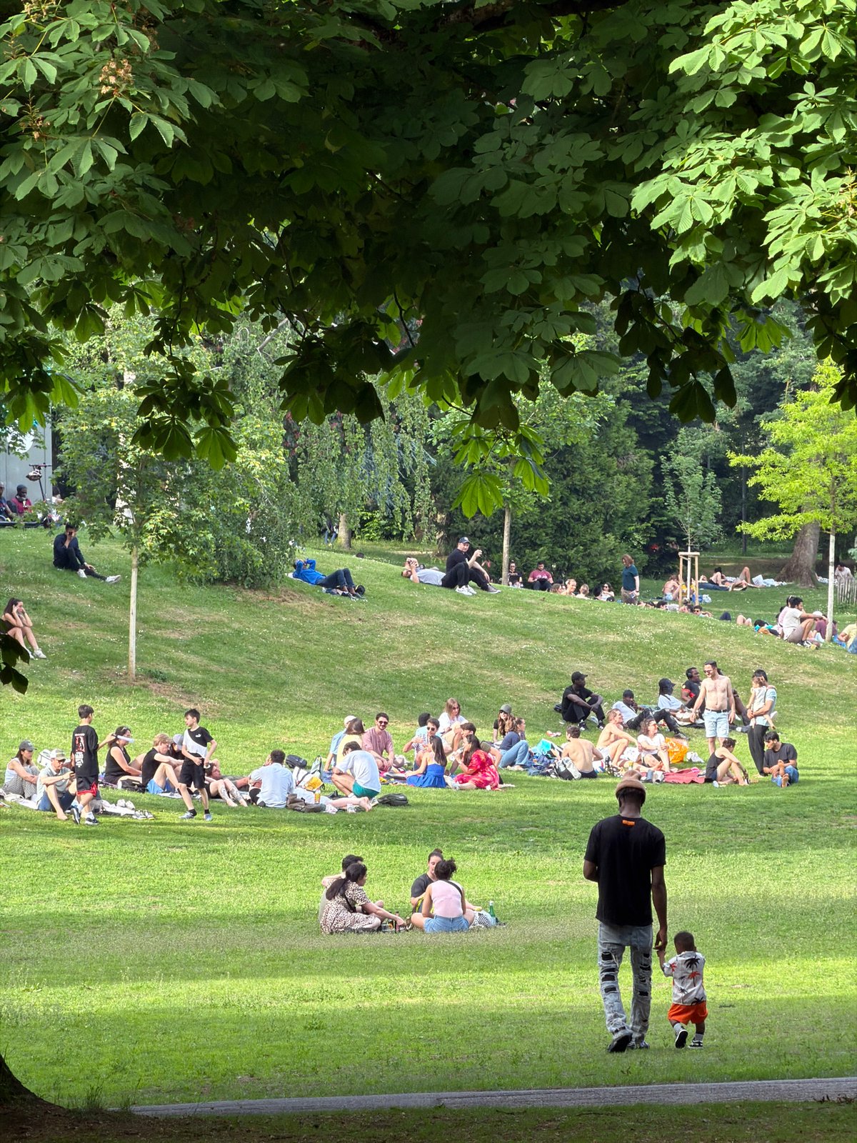 Weekend crowds enjoy sunny afternoon in Luxembourg City park