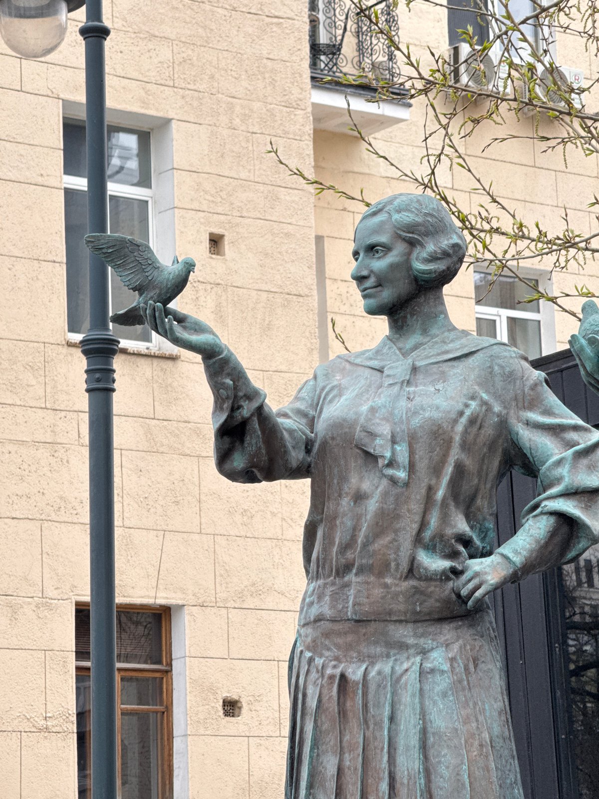 Moscow residents document statue and pastry display downtown